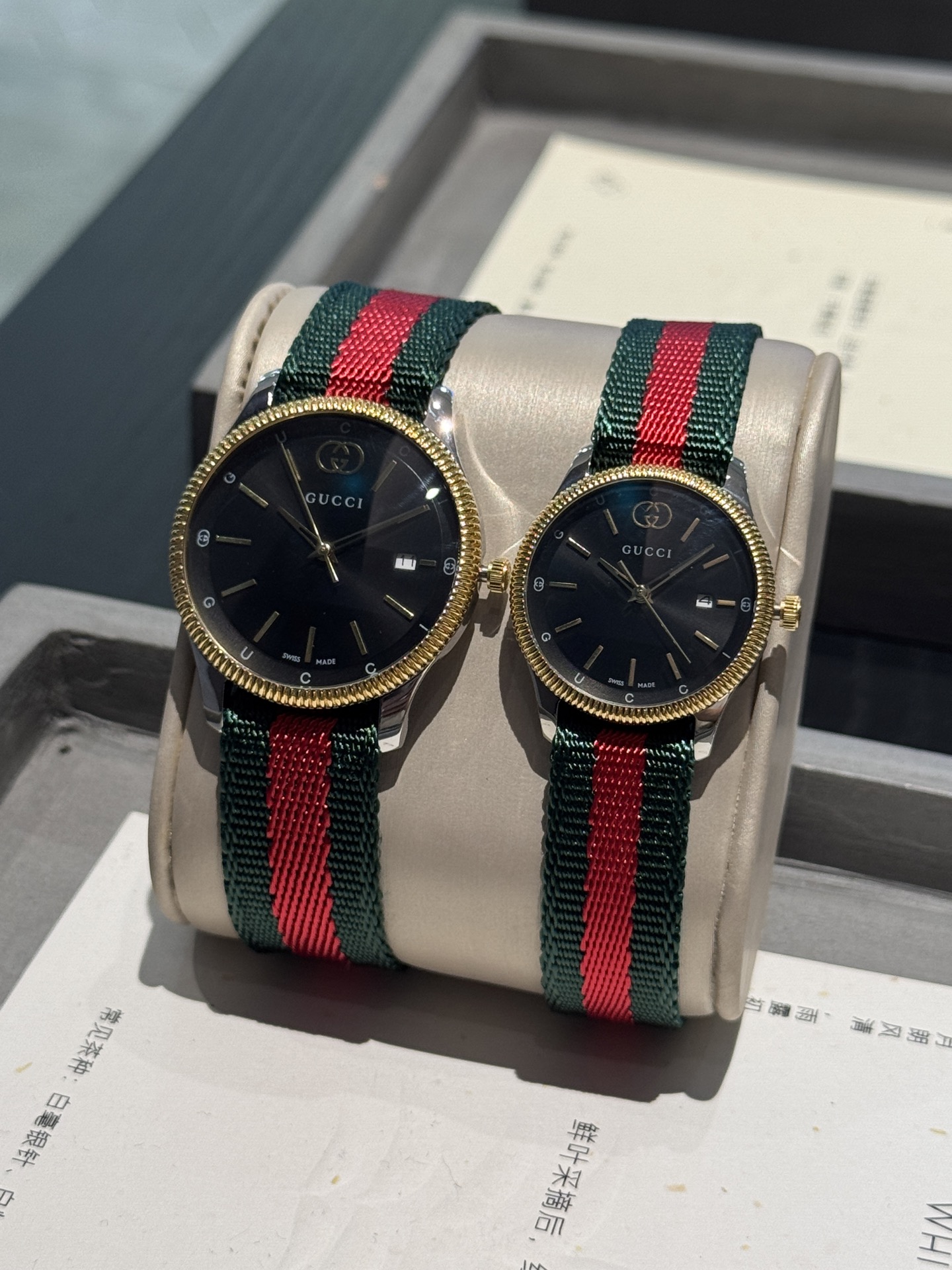 Gucci原單Timeless對錶 紅綠織帶黑面設計款 經典Logo標誌| 7 Gucci原單Timeless對錶 紅綠織帶黑面設計款 經典Logo標誌