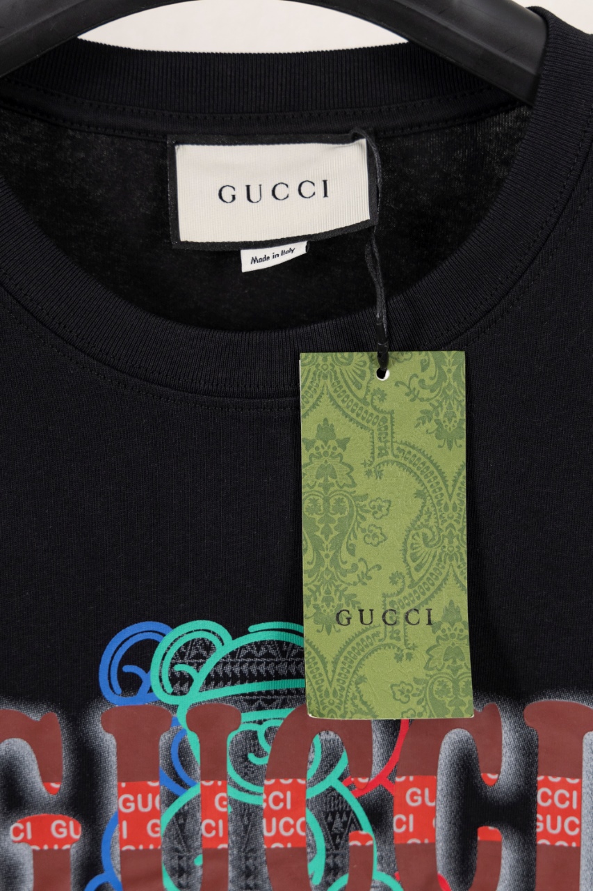 Gucci高仿男款黑色短袖 繽紛重疊GUCCI字樣刺繡設計| 12 Gucci高仿男款黑色短袖 繽紛重疊GUCCI字樣刺繡設計