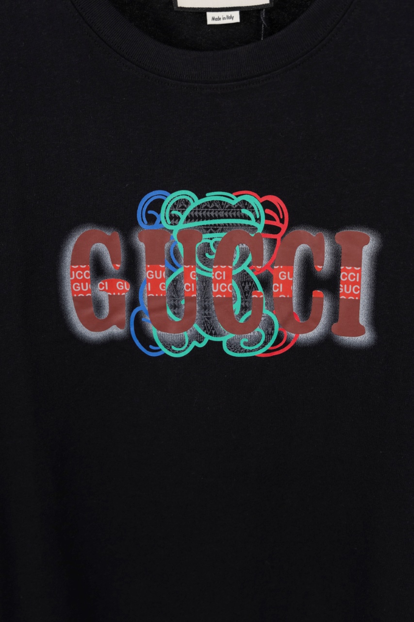 Gucci高仿男款黑色短袖 繽紛重疊GUCCI字樣刺繡設計| 10 Gucci高仿男款黑色短袖 繽紛重疊GUCCI字樣刺繡設計