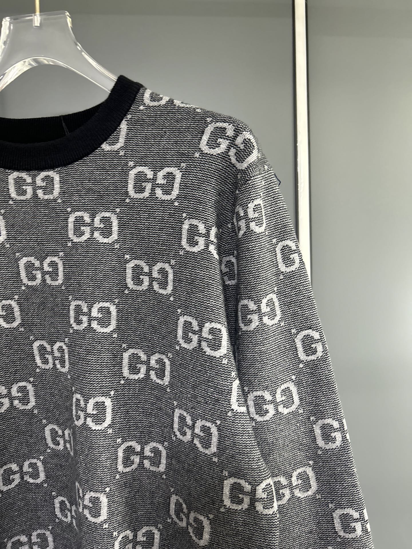 Gucci高仿男士毛衣 GG銀灰漸層設計潮流針織版型| 10 Gucci高仿男士毛衣 GG銀灰漸層設計潮流針織版型
