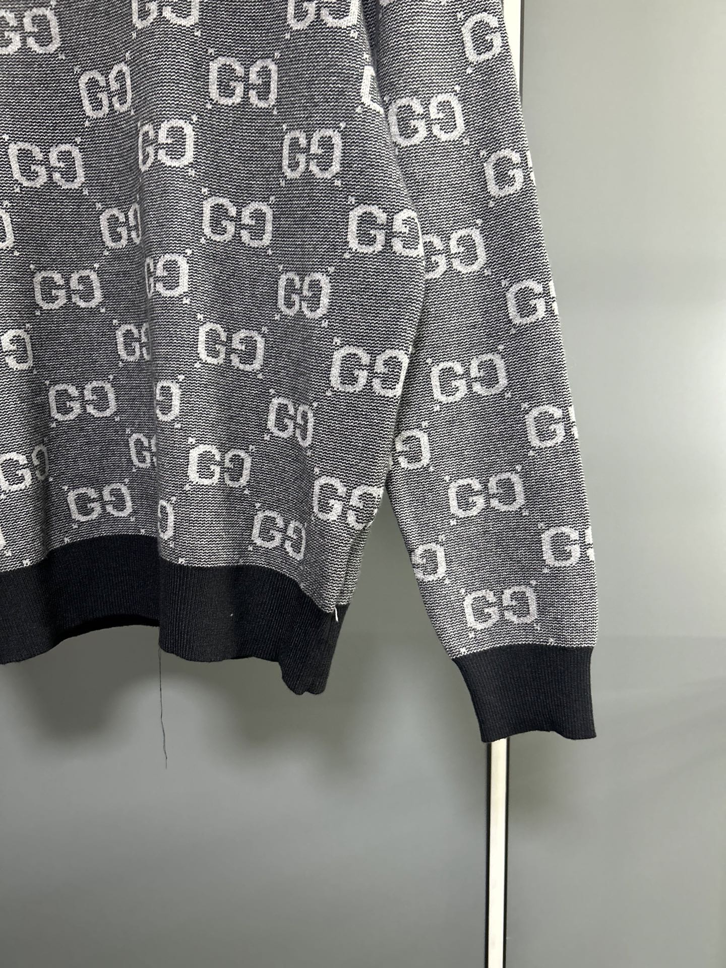 Gucci高仿男士毛衣 GG銀灰漸層設計潮流針織版型| 8 Gucci高仿男士毛衣 GG銀灰漸層設計潮流針織版型