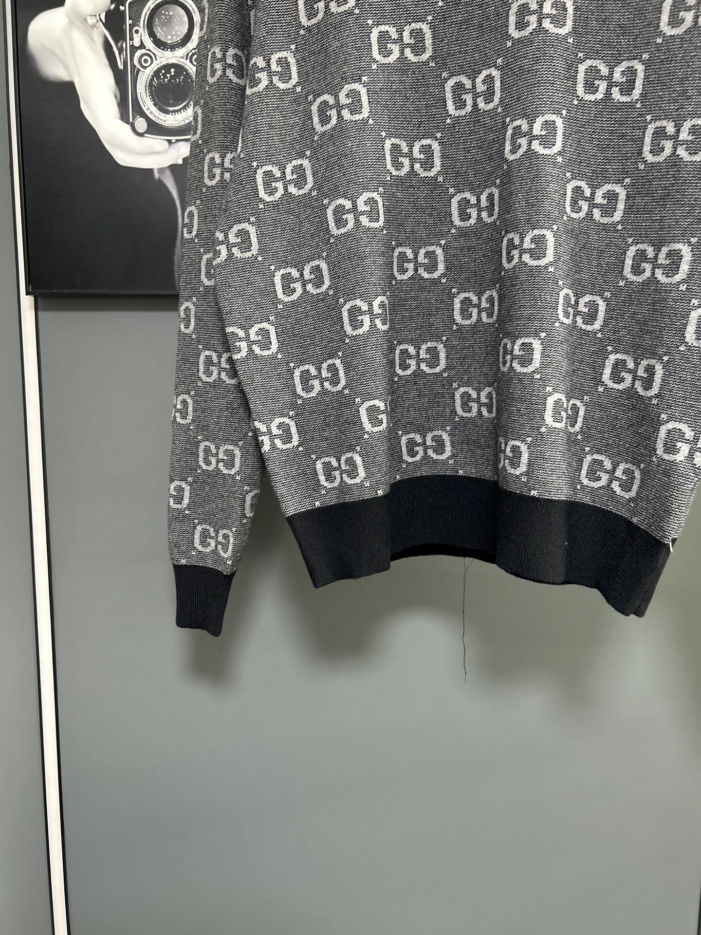 Gucci高仿男士毛衣 GG銀灰漸層設計潮流針織版型| 7 Gucci高仿男士毛衣 GG銀灰漸層設計潮流針織版型