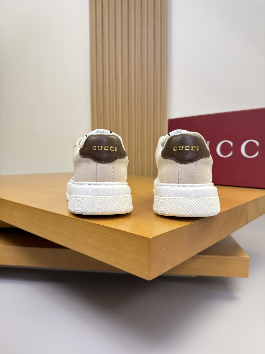 Gucci高仿男鞋 奶茶色拼咖條紋復古運動風設計| 8 Gucci高仿男鞋 奶茶色拼咖條紋復古運動風設計