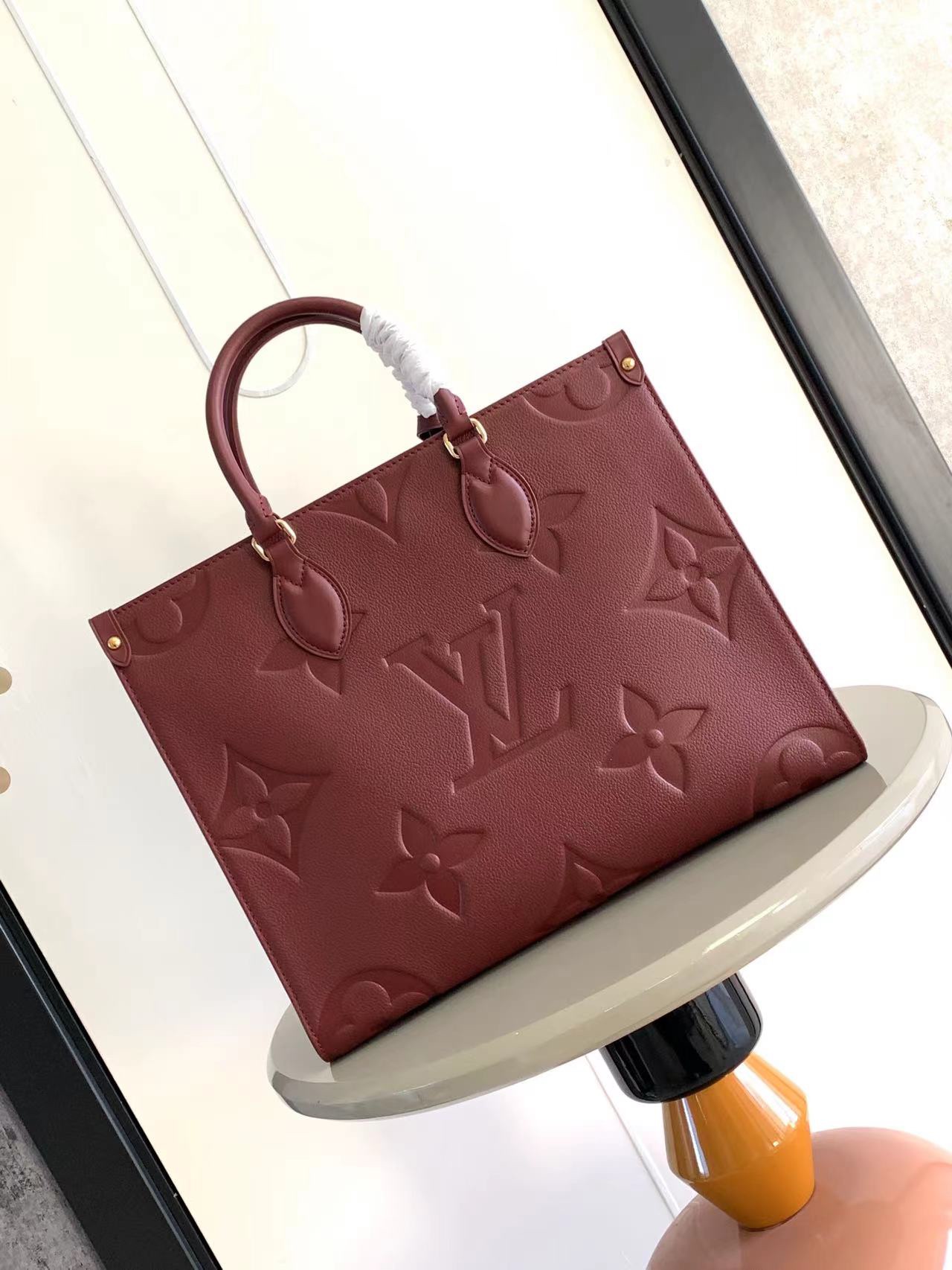 LV高仿手提包酒紅立體壓花款氣質優雅女包推薦| 13 LV高仿手提包酒紅立體壓花款氣質優雅女包推薦