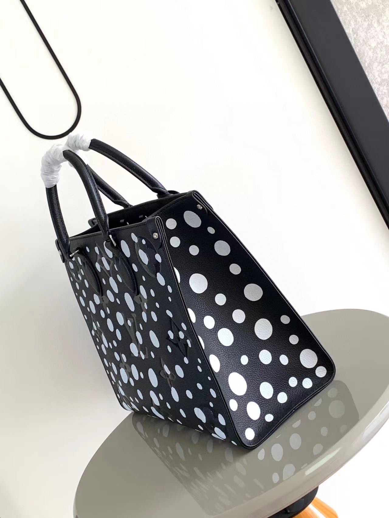 LV A貨限量款手提包黑白圓點設計潮流女包藝術風格| 14 LV A貨限量款手提包黑白圓點設計潮流女包藝術風格