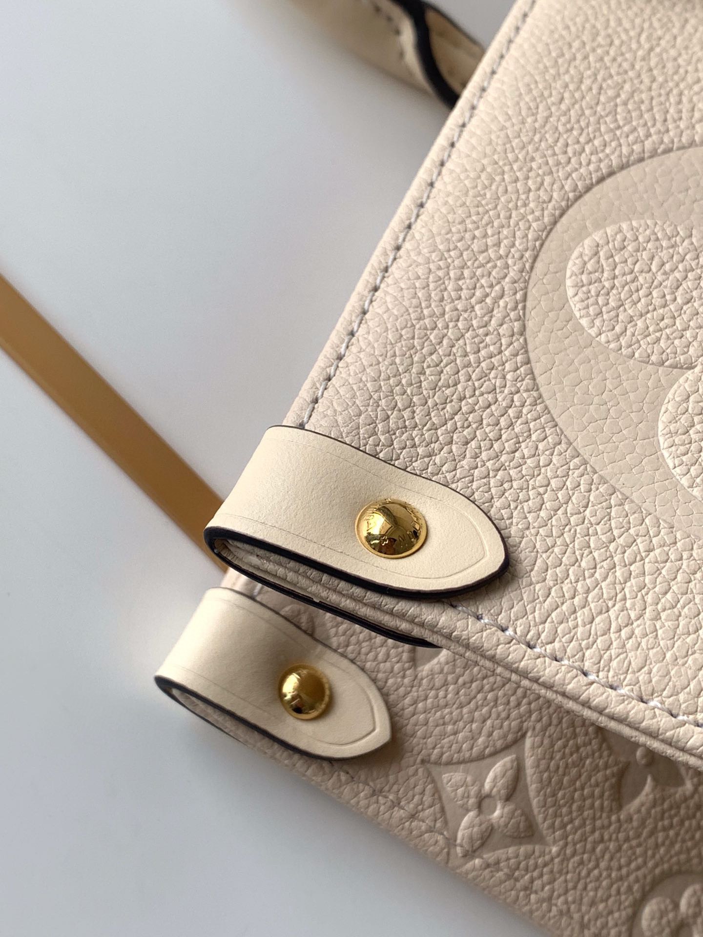 LV A貨女款托特包米白立體壓紋簡約耐看通勤大容量| 11 LV A貨女款托特包米白立體壓紋簡約耐看通勤大容量