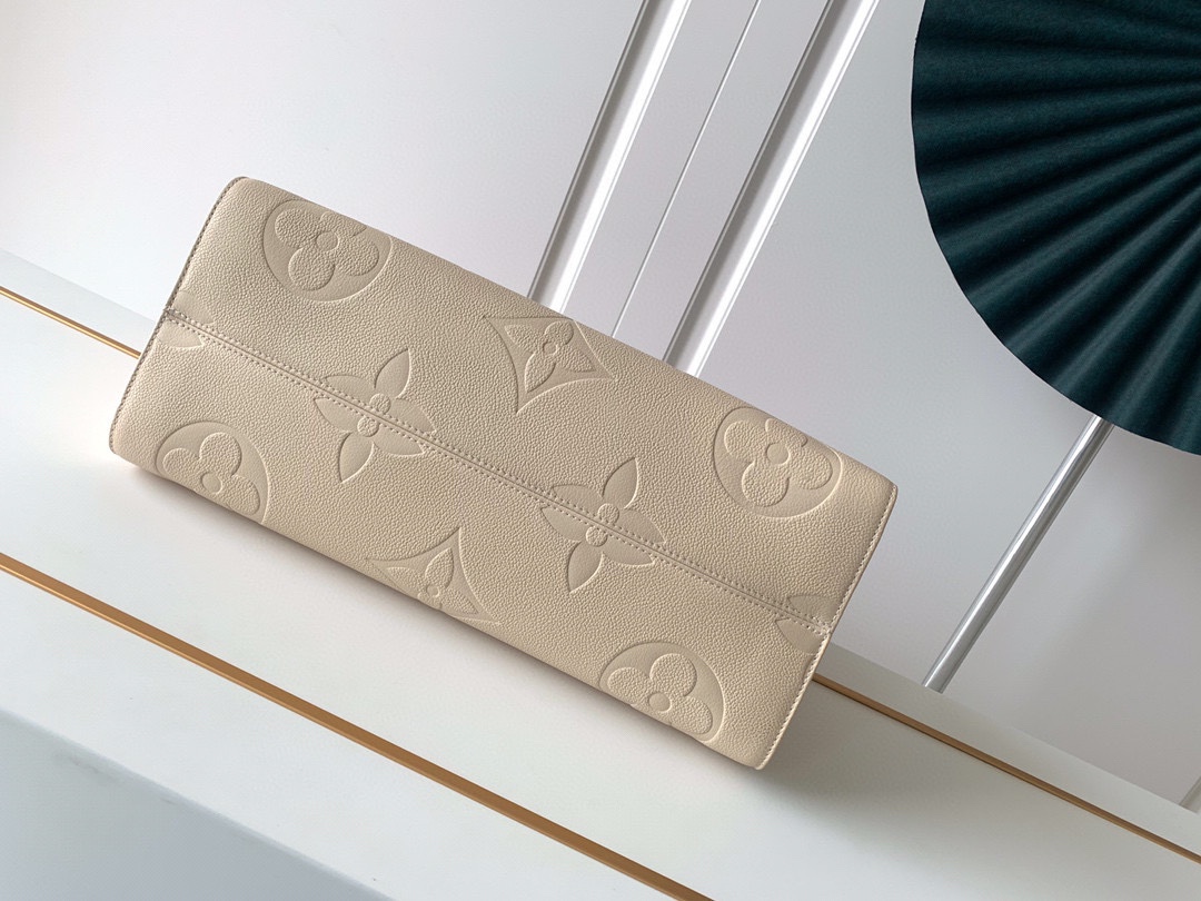LV A貨女款托特包米白立體壓紋簡約耐看通勤大容量| 10 LV A貨女款托特包米白立體壓紋簡約耐看通勤大容量