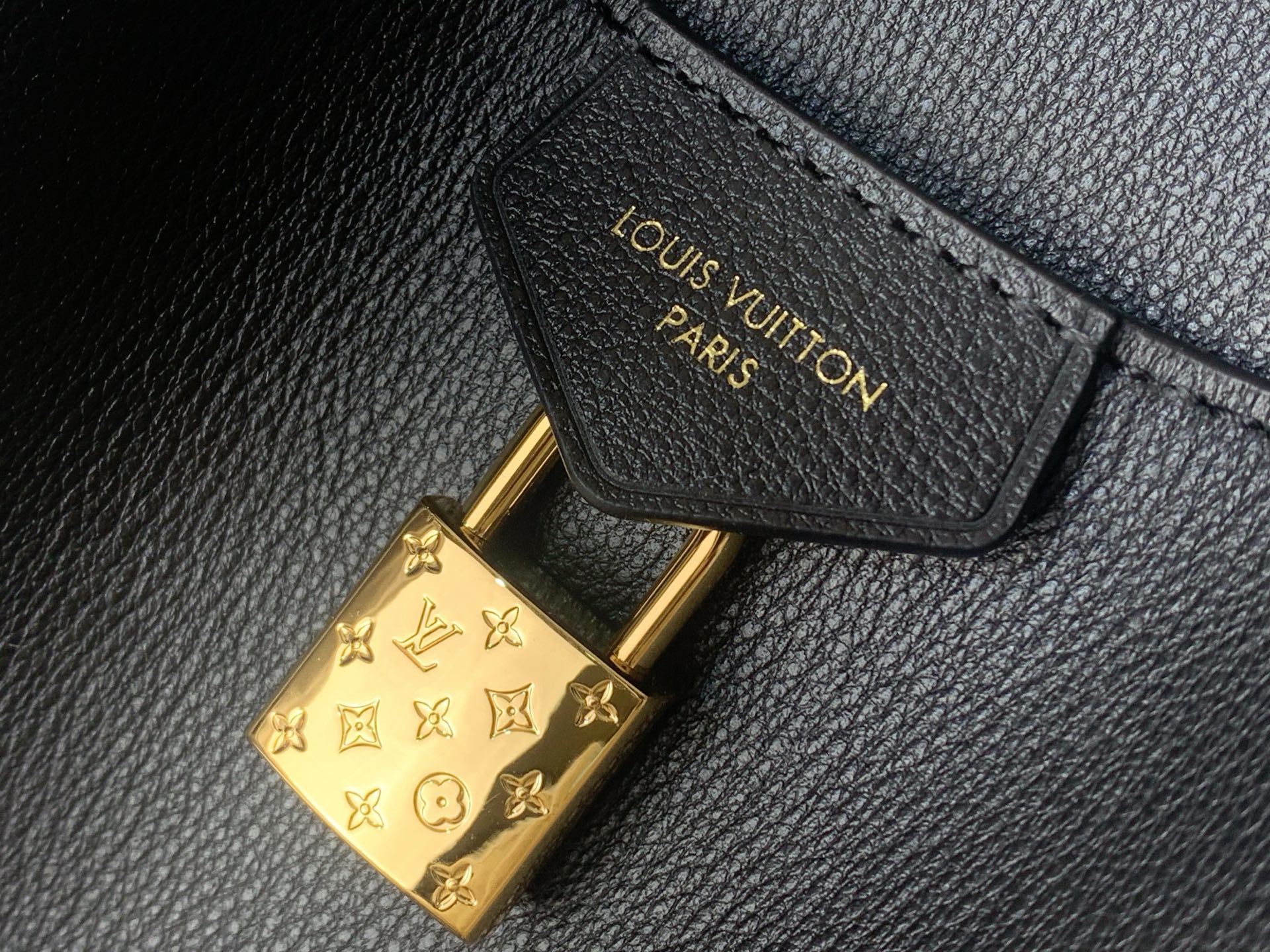 LV一比一女款鎖頭包全黑經典皮革設計輕奢手提| 11 LV一比一女款鎖頭包全黑經典皮革設計輕奢手提