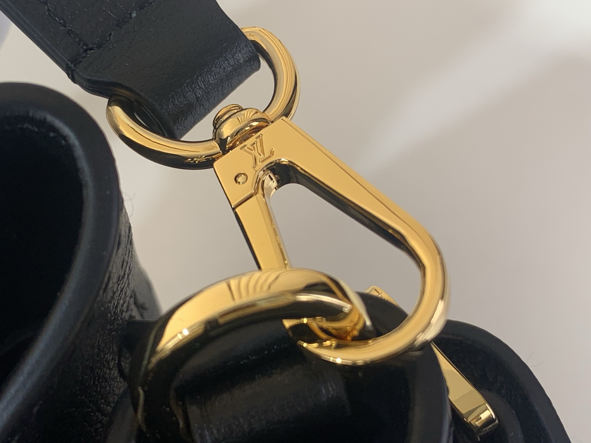 LV一比一女款鎖頭包全黑經典皮革設計輕奢手提| 10 LV一比一女款鎖頭包全黑經典皮革設計輕奢手提