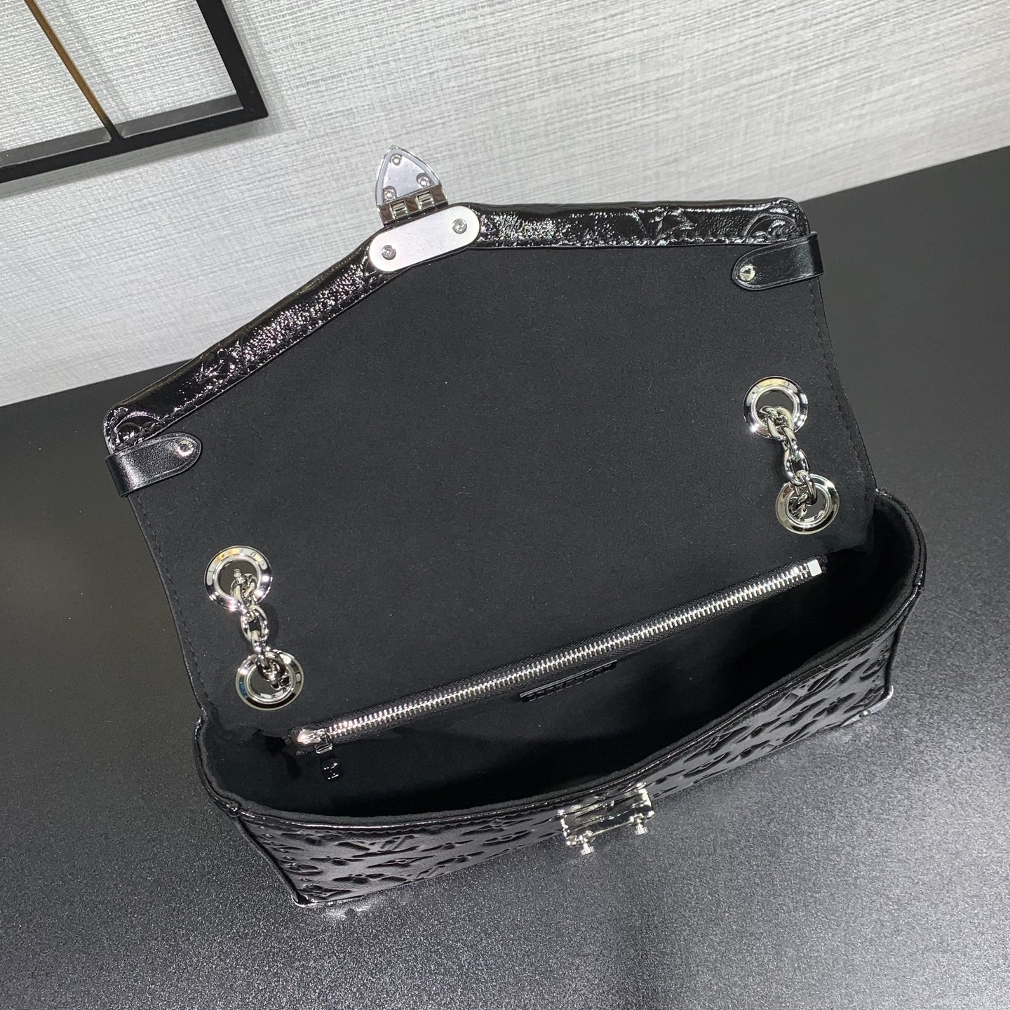 LV高仿鏈條包黑色亮面漆皮女款晚宴手袋復古設計| 11 LV高仿鏈條包黑色亮面漆皮女款晚宴手袋復古設計