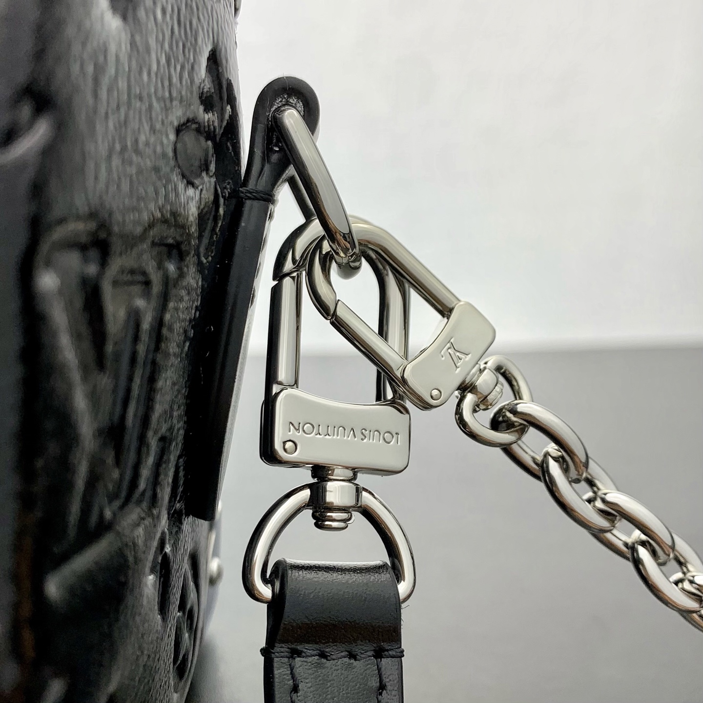 LV 黑色壓紋鏈條手提包 高仿 Monogram 迷你波士頓款| 15 LV 黑色壓紋鏈條手提包 高仿 Monogram 迷你波士頓款