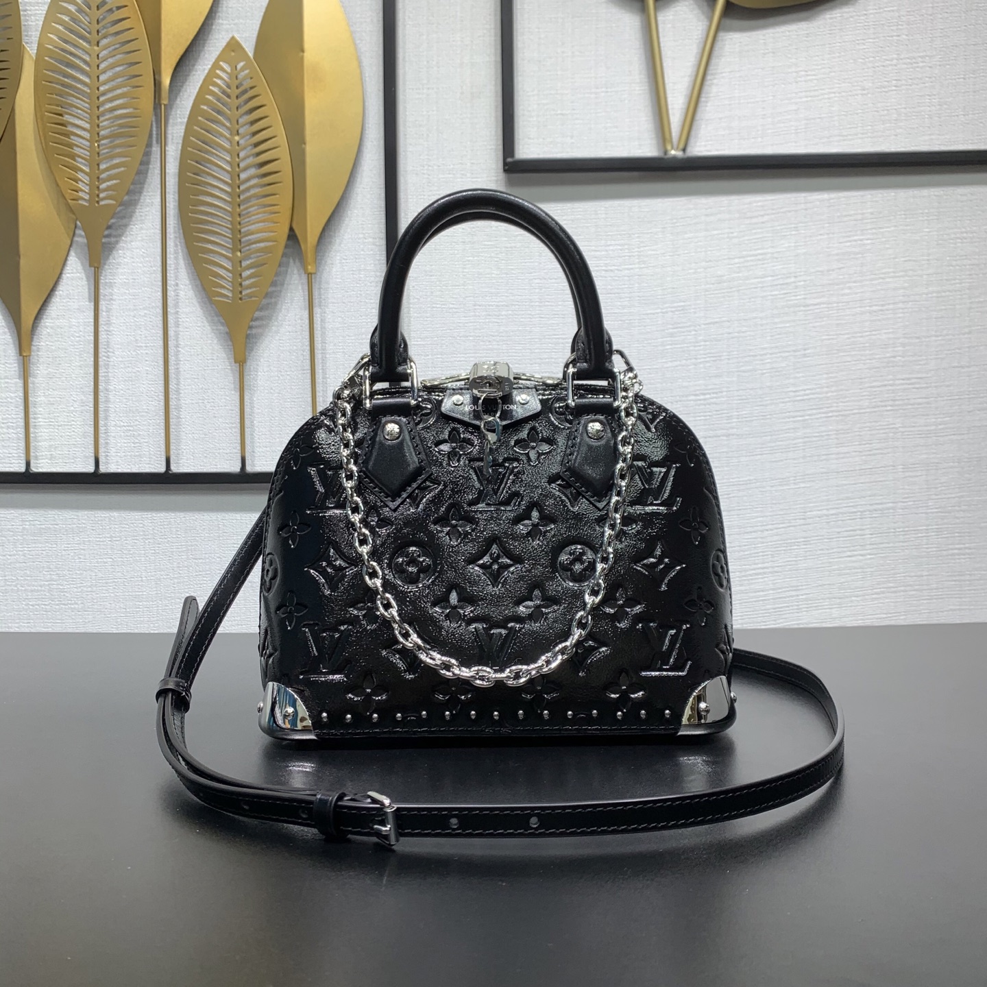 LV 黑色壓紋鏈條包 高仿 迷你手提斜背款| 6 LV 黑色壓紋鏈條包 高仿 迷你手提斜背款