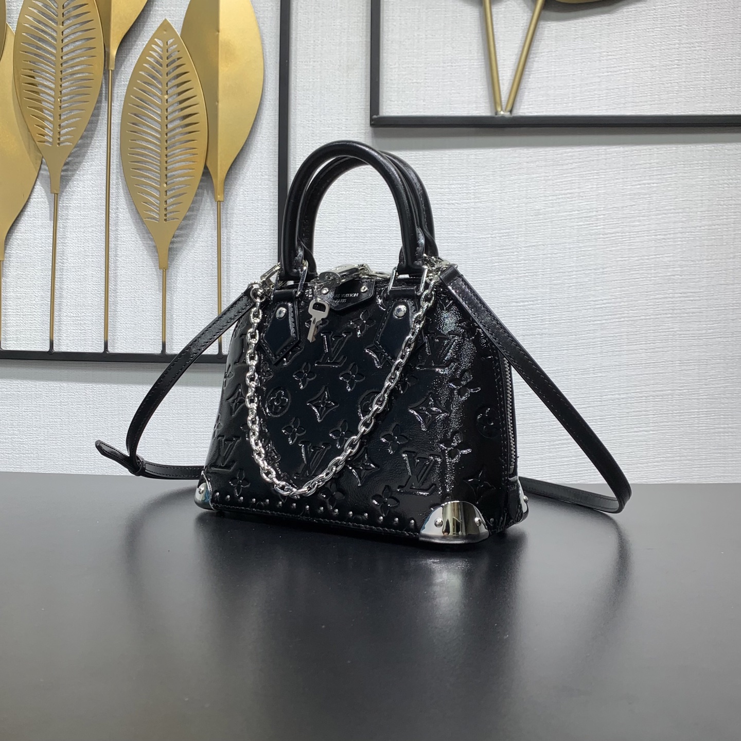 LV 黑色壓紋鏈條包 高仿 迷你手提斜背款| 13 LV 黑色壓紋鏈條包 高仿 迷你手提斜背款
