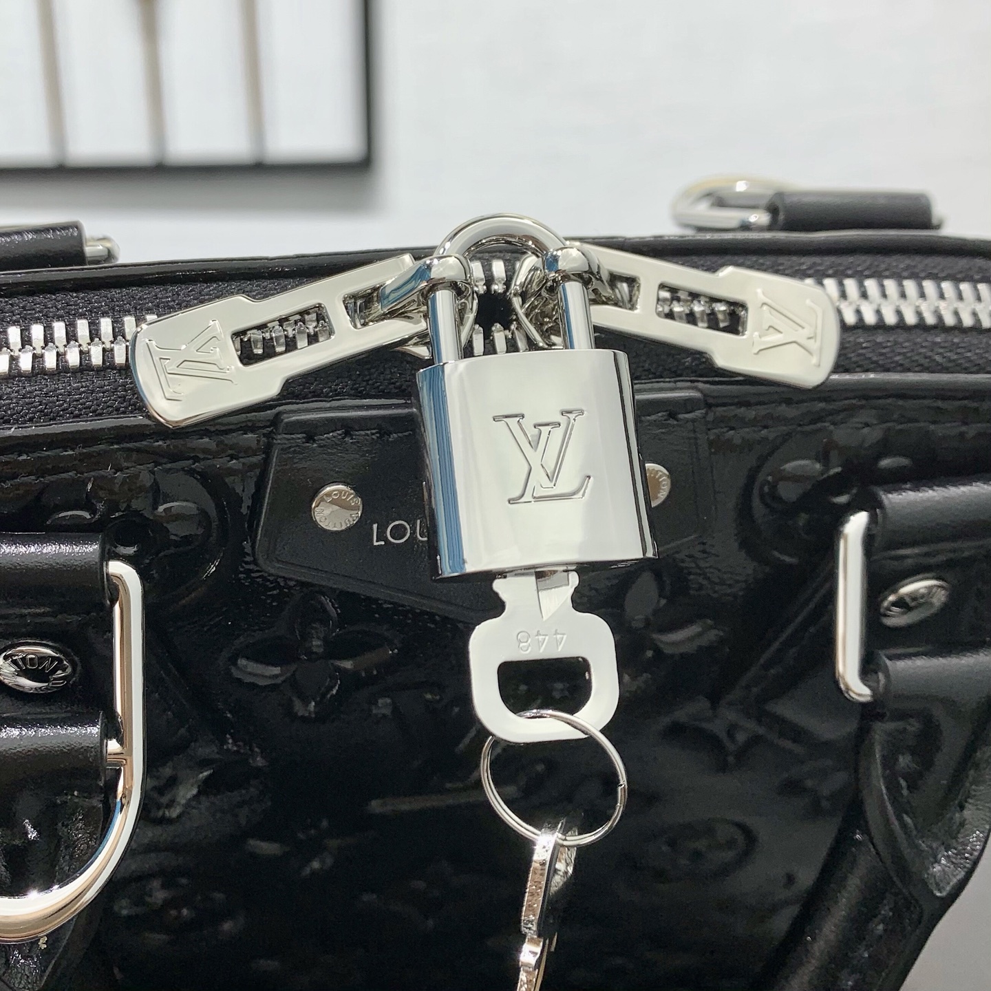 LV 黑色壓紋鏈條包 高仿 迷你手提斜背款| 9 LV 黑色壓紋鏈條包 高仿 迷你手提斜背款