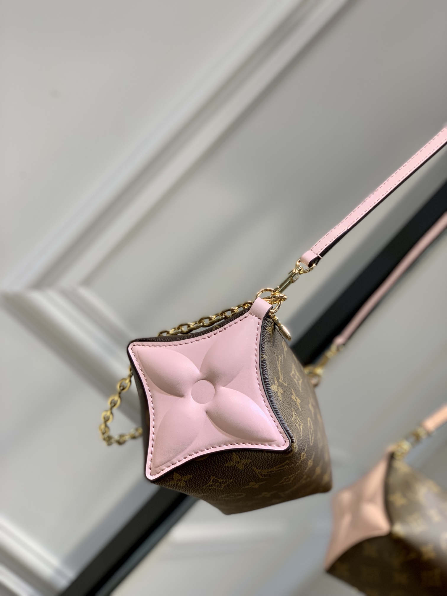 LV 老花粉色花片鏈條包 高仿 小型斜背包| 14 LV 老花粉色花片鏈條包 高仿 小型斜背包