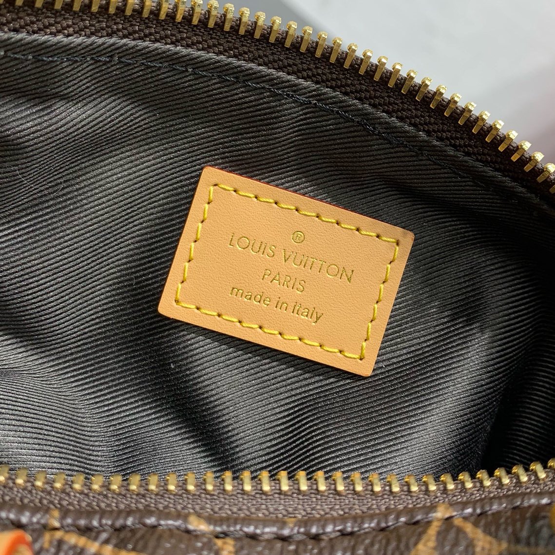 LV 狗狗造型單肩包 高仿 Monogram 創意玩偶包款| 11 LV 狗狗造型單肩包 高仿 Monogram 創意玩偶包款