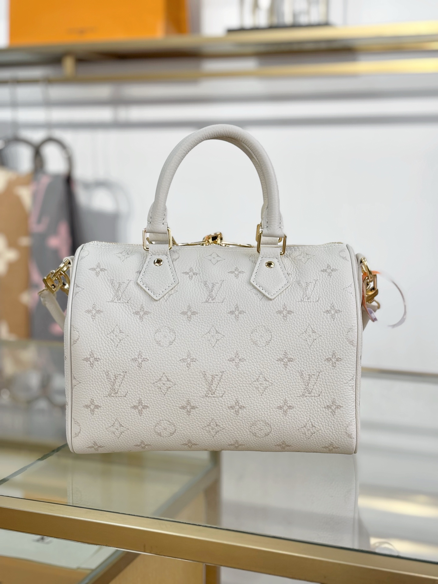 LV 白色小號金扣手提包 高仿刺繡花朵吊飾 女士斜背包款| 16 LV 白色小號金扣手提包 高仿刺繡花朵吊飾 女士斜背包款