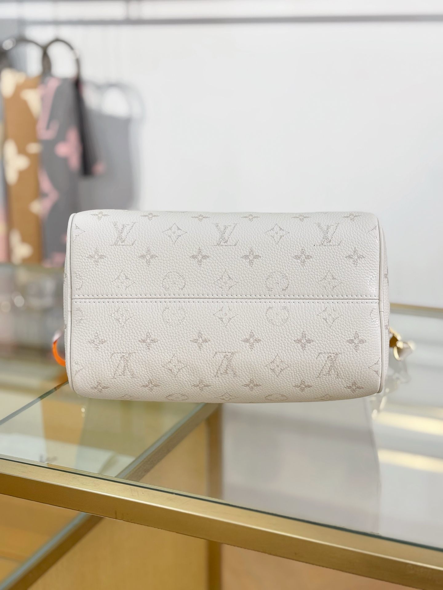 LV 白色小號金扣手提包 高仿刺繡花朵吊飾 女士斜背包款| 15 LV 白色小號金扣手提包 高仿刺繡花朵吊飾 女士斜背包款