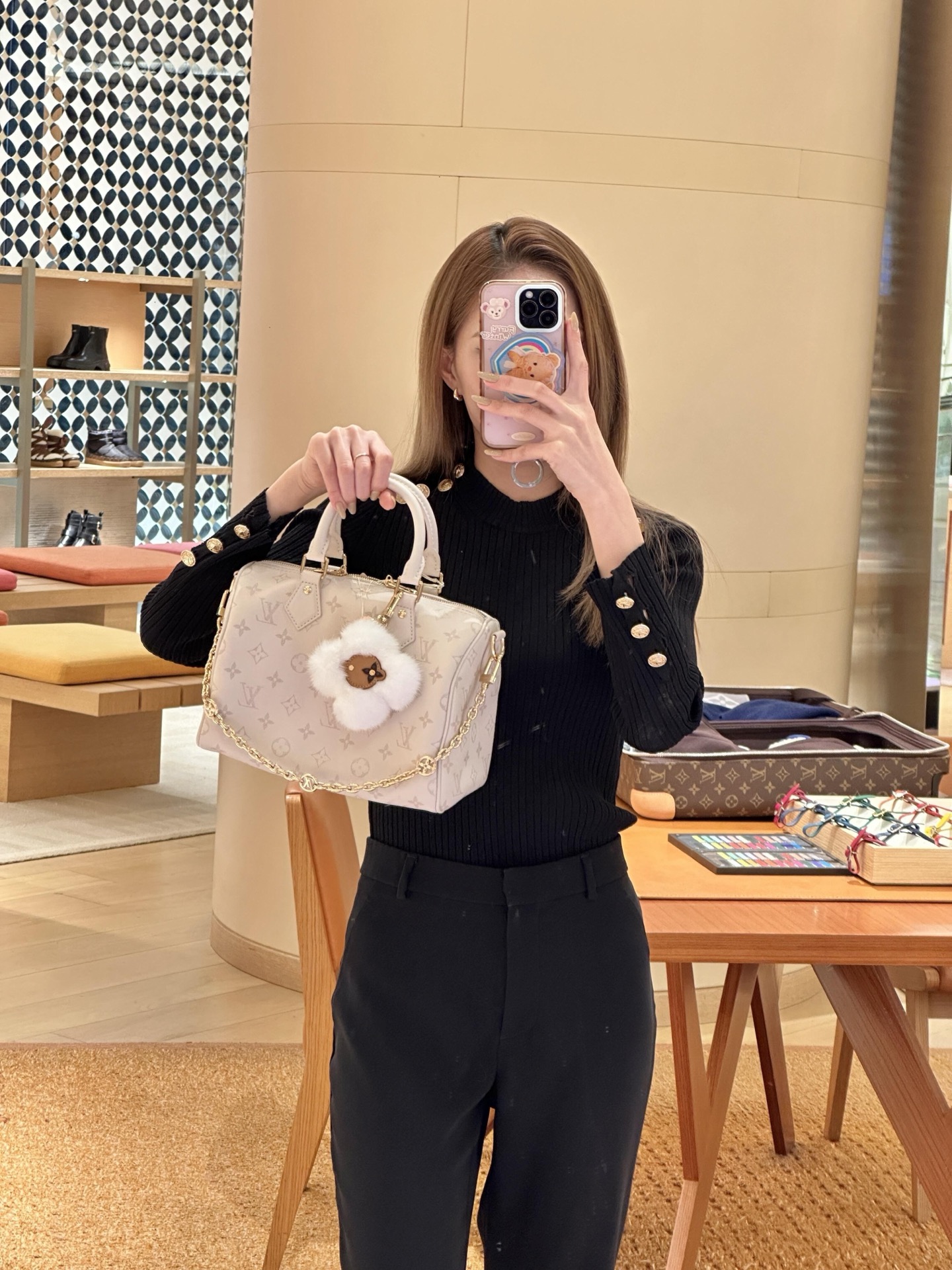 LV 白色小號金扣手提包 高仿刺繡花朵吊飾 女士斜背包款| 14 LV 白色小號金扣手提包 高仿刺繡花朵吊飾 女士斜背包款