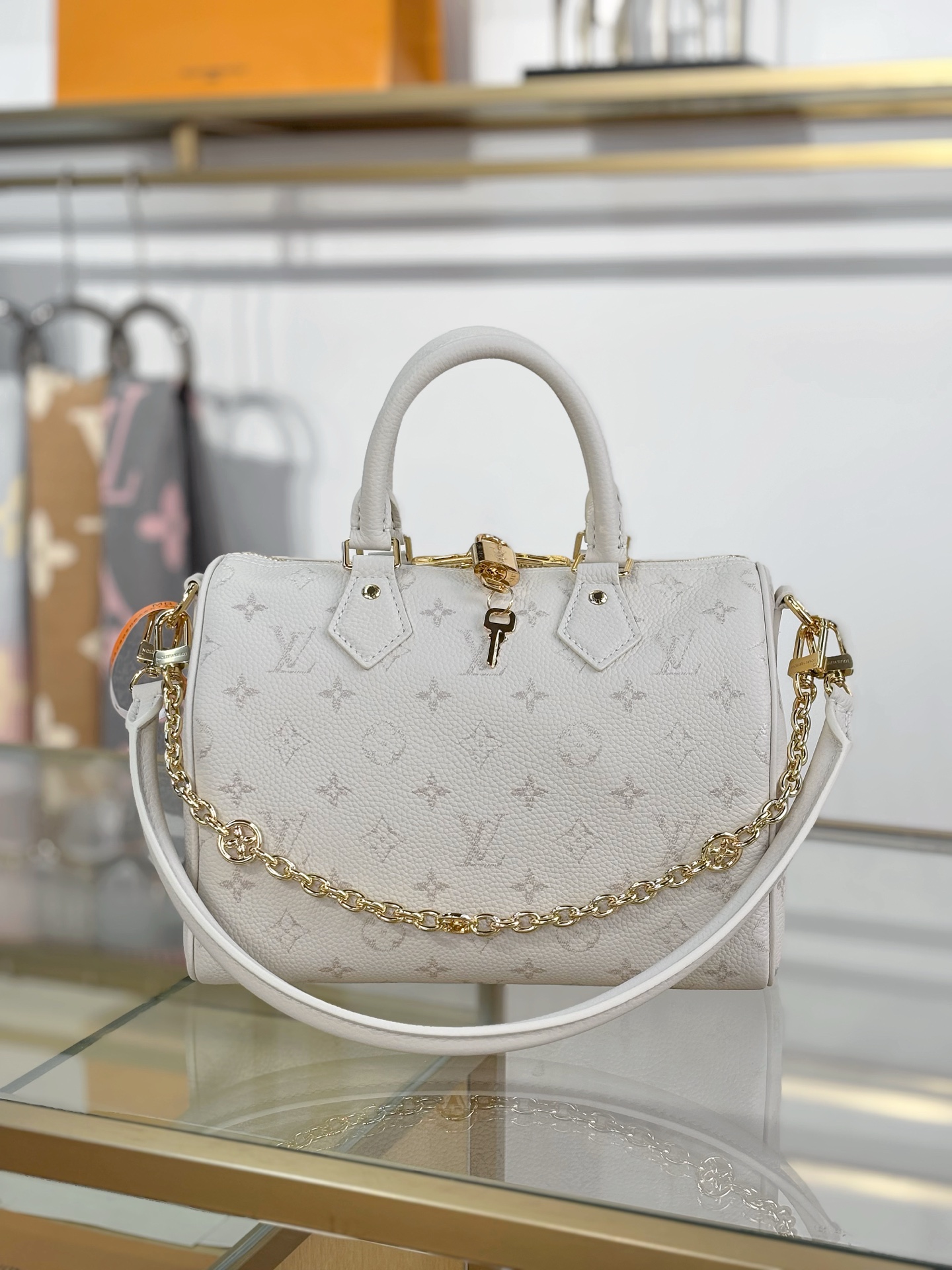 LV 白色小號金扣手提包 高仿刺繡花朵吊飾 女士斜背包款| 13 LV 白色小號金扣手提包 高仿刺繡花朵吊飾 女士斜背包款