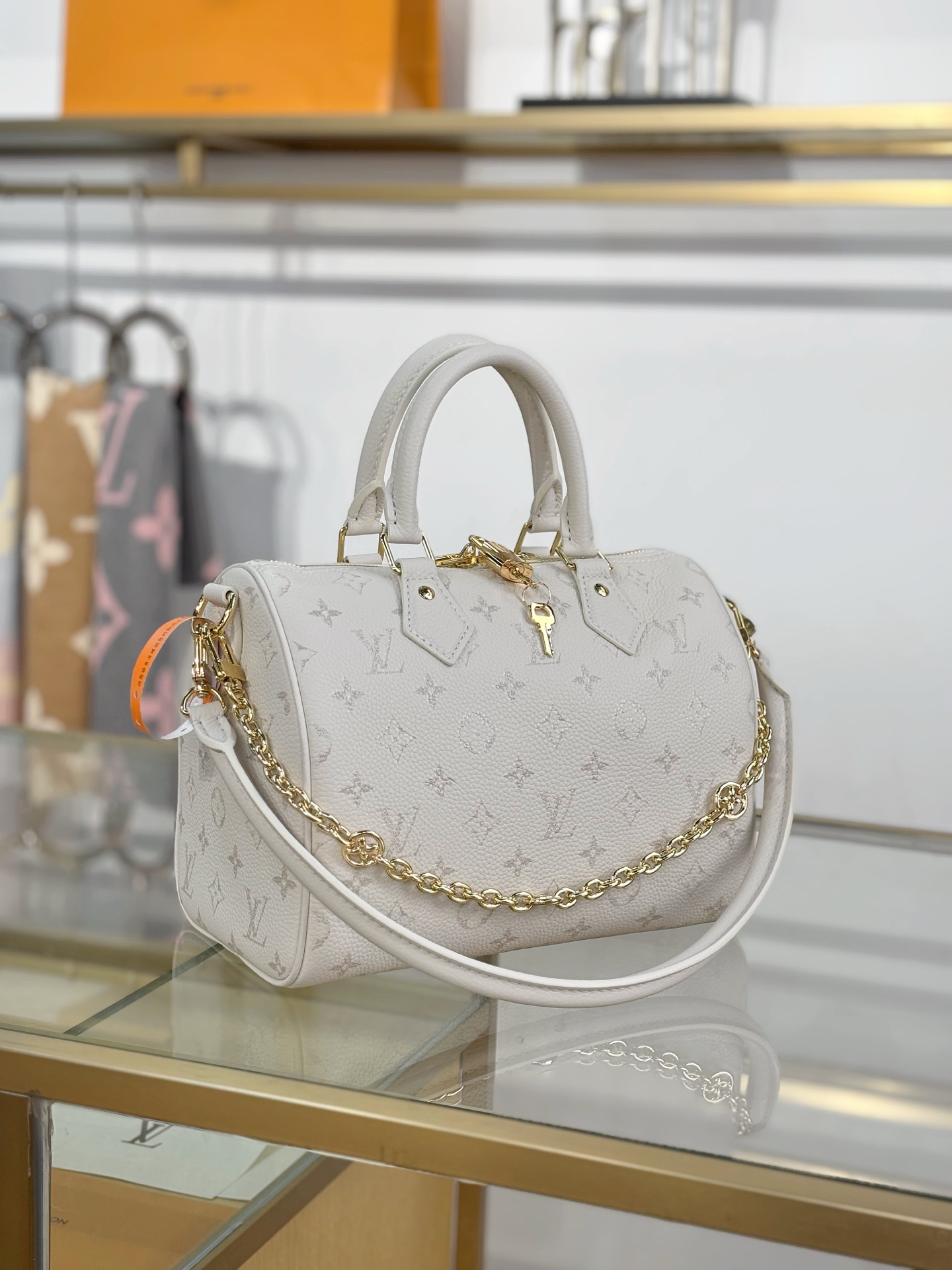 LV 白色小號金扣手提包 高仿刺繡花朵吊飾 女士斜背包款| 12 LV 白色小號金扣手提包 高仿刺繡花朵吊飾 女士斜背包款