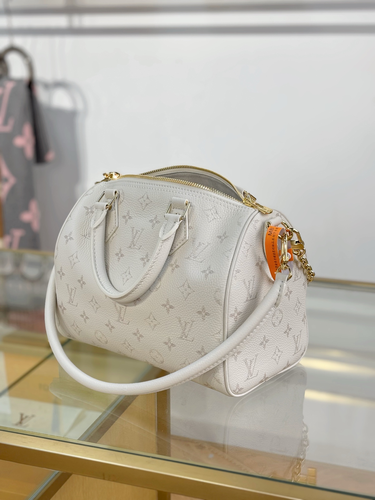 LV 白色小號金扣手提包 高仿刺繡花朵吊飾 女士斜背包款| 11 LV 白色小號金扣手提包 高仿刺繡花朵吊飾 女士斜背包款