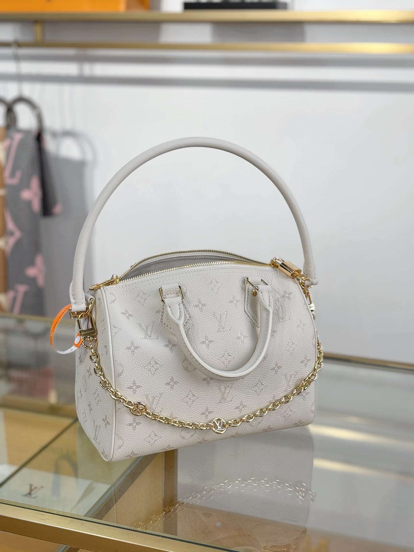 LV 白色小號金扣手提包 高仿刺繡花朵吊飾 女士斜背包款| 9 LV 白色小號金扣手提包 高仿刺繡花朵吊飾 女士斜背包款