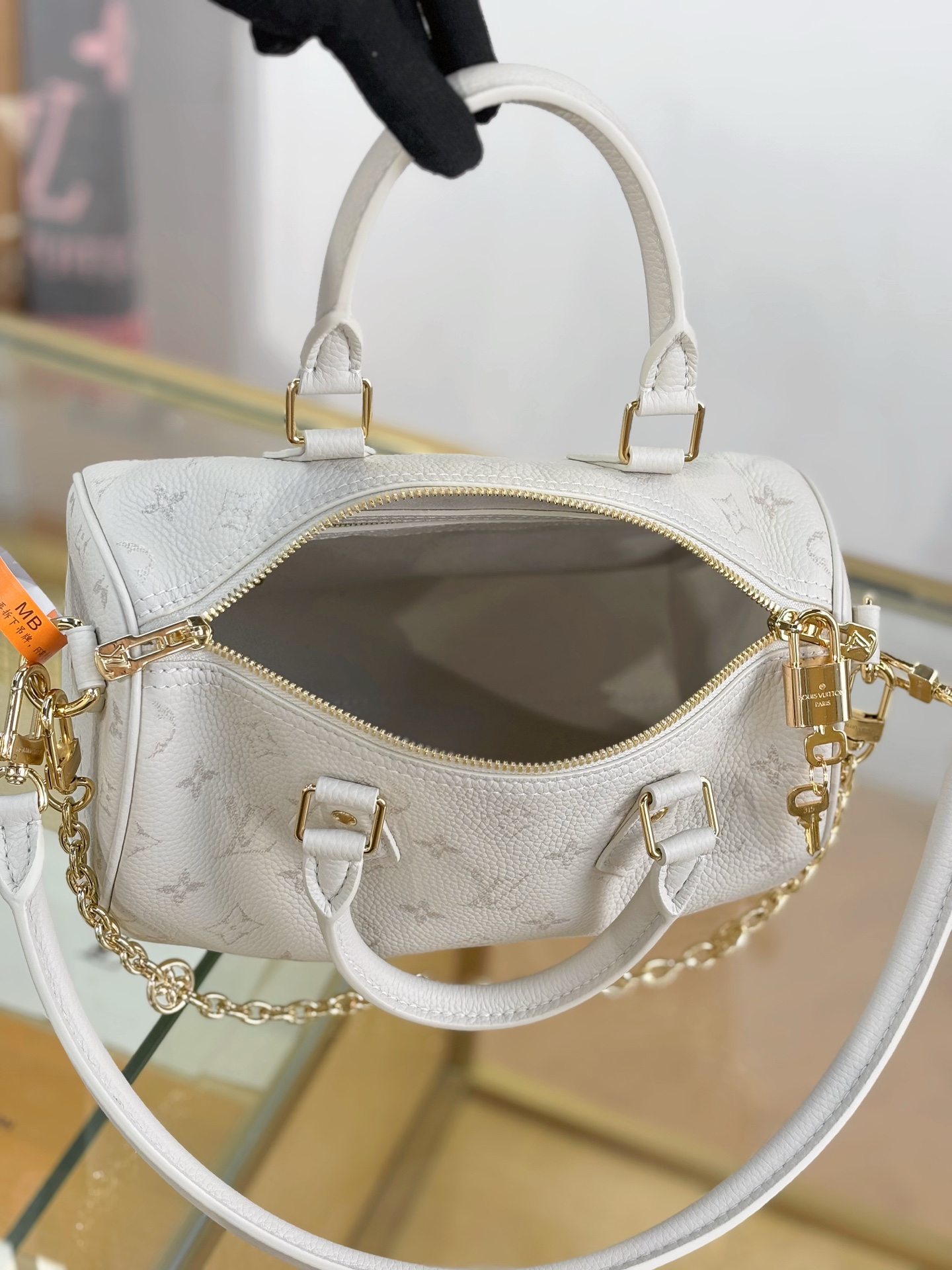 LV 白色小號金扣手提包 高仿刺繡花朵吊飾 女士斜背包款| 8 LV 白色小號金扣手提包 高仿刺繡花朵吊飾 女士斜背包款