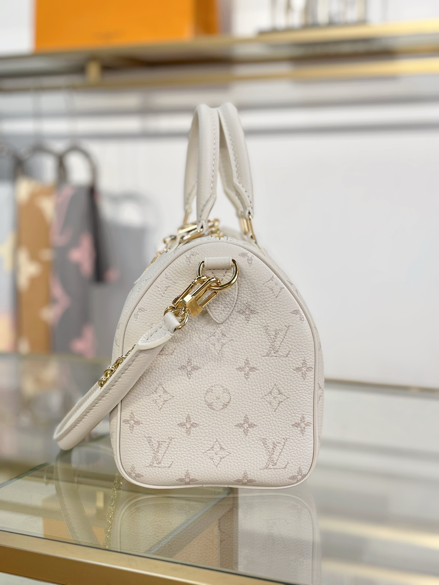 LV 白色小號金扣手提包 高仿刺繡花朵吊飾 女士斜背包款| 7 LV 白色小號金扣手提包 高仿刺繡花朵吊飾 女士斜背包款