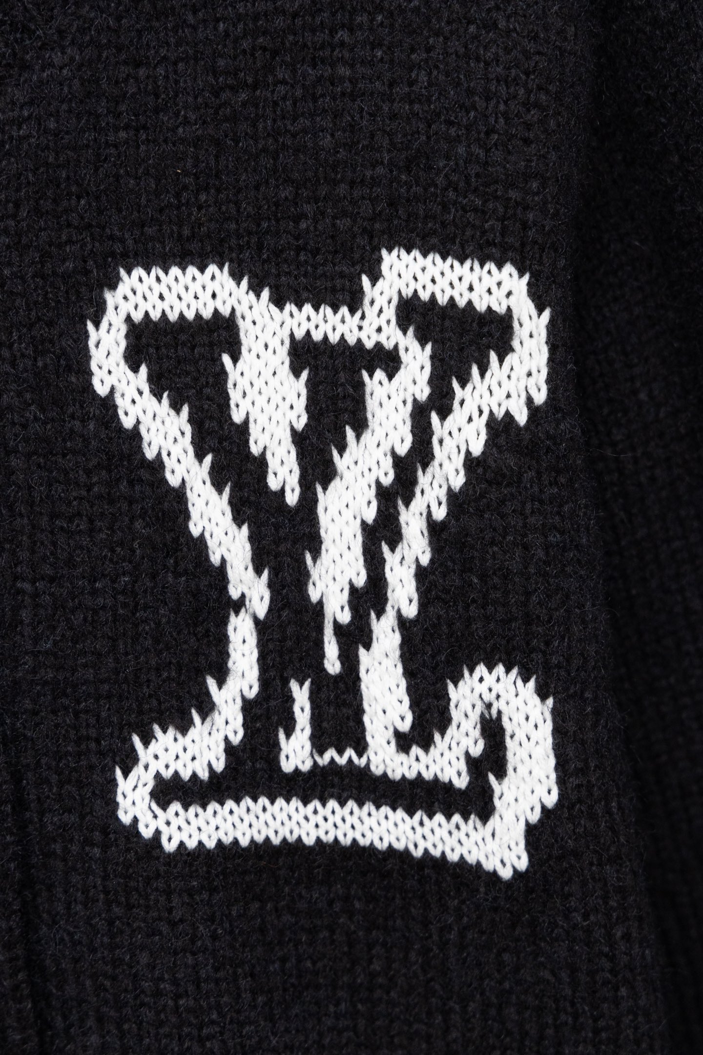 LV高仿男款針織外套 經典大Logo刺繡開襟設計| 12 LV高仿男款針織外套 經典大Logo刺繡開襟設計