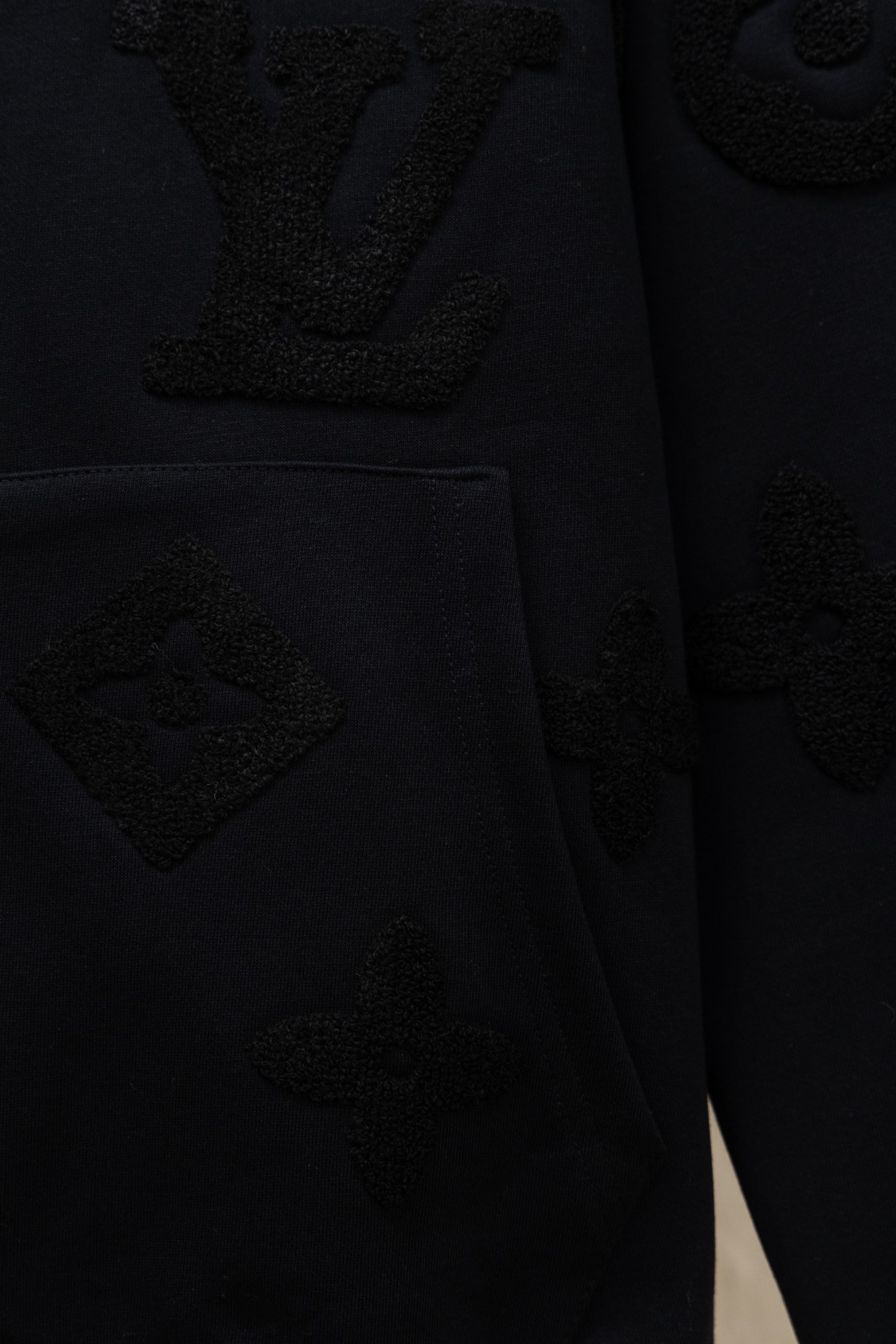 LV一比一滿版老花連帽外套 全黑立體刺繡低調設計| 7 LV一比一滿版老花連帽外套 全黑立體刺繡低調設計