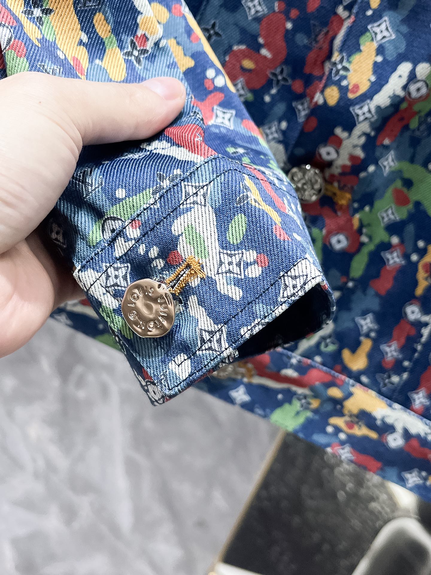 LV高仿彩色公仔牛仔外套 男款潮流印花滿版設計| 7 LV高仿彩色公仔牛仔外套 男款潮流印花滿版設計