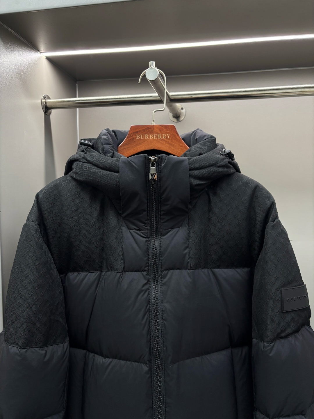 LV A貨男款連帽羽絨外套 經典格紋拼接防風款| 14 LV A貨男款連帽羽絨外套 經典格紋拼接防風款