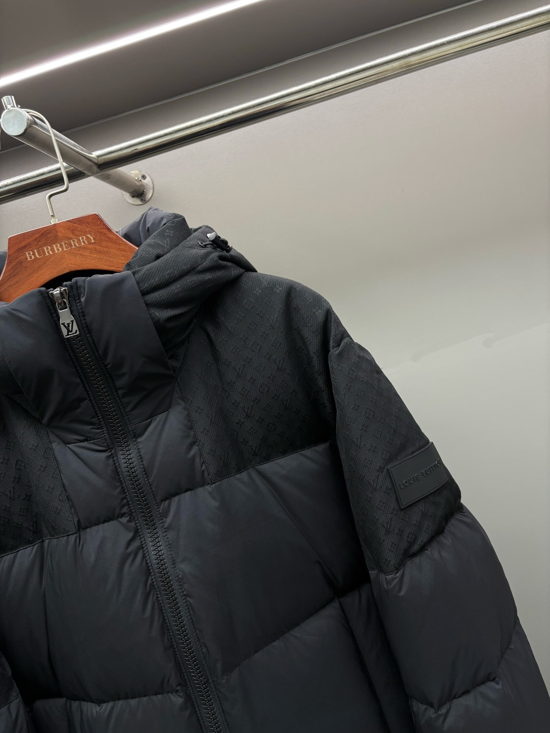 LV A貨男款連帽羽絨外套 經典格紋拼接防風款| 13 LV A貨男款連帽羽絨外套 經典格紋拼接防風款