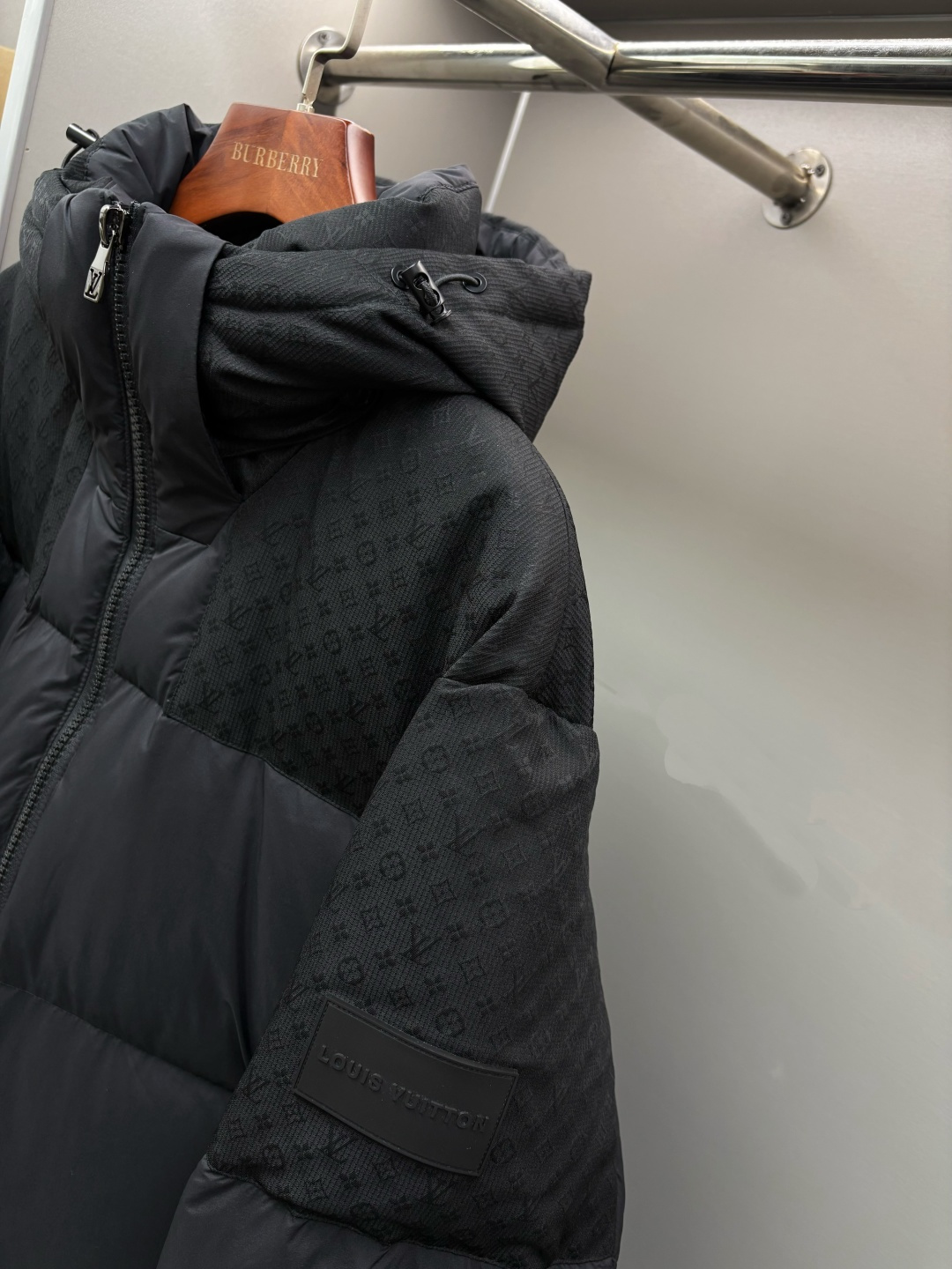 LV A貨男款連帽羽絨外套 經典格紋拼接防風款| 12 LV A貨男款連帽羽絨外套 經典格紋拼接防風款
