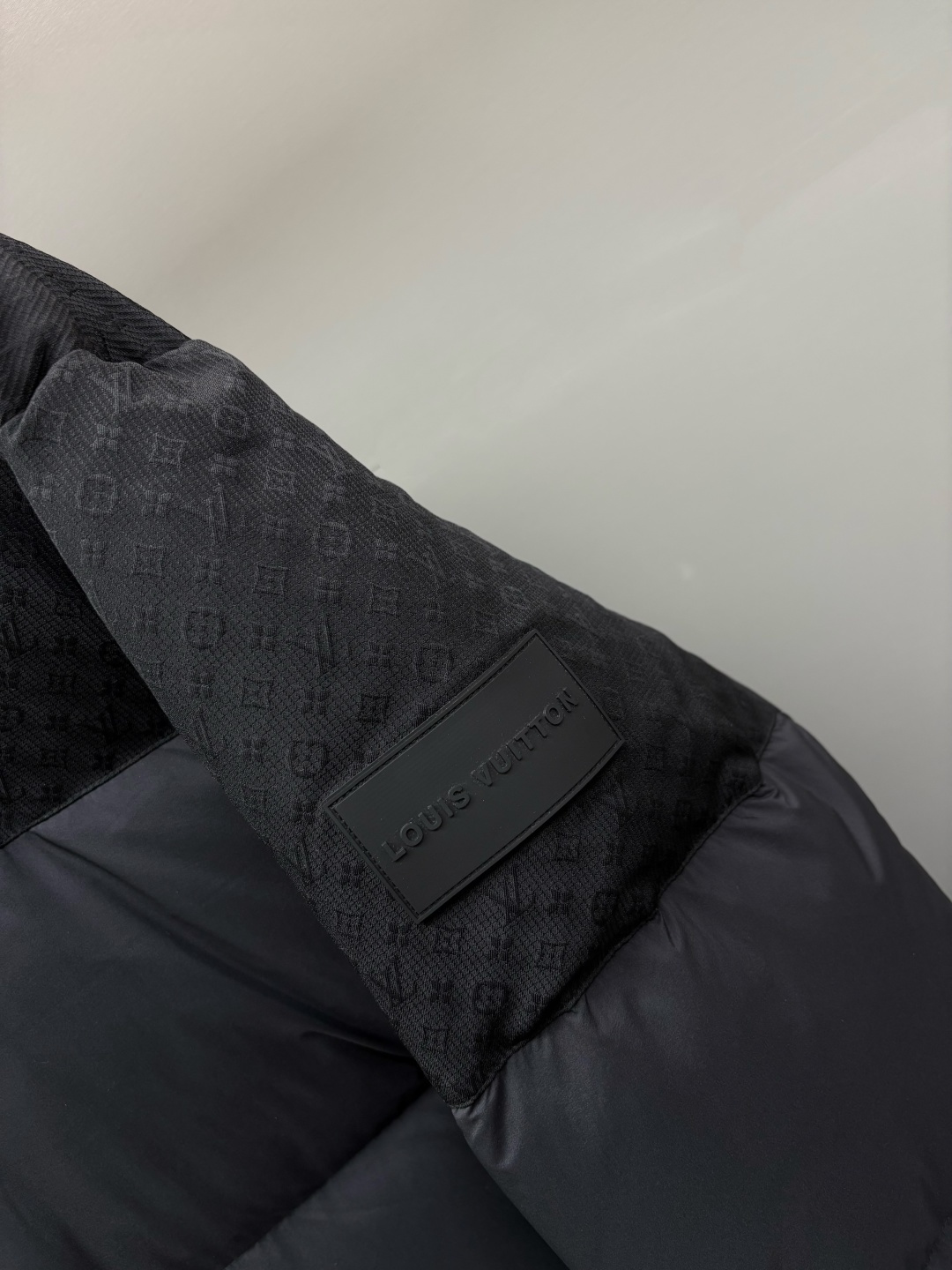 LV A貨男款連帽羽絨外套 經典格紋拼接防風款| 11 LV A貨男款連帽羽絨外套 經典格紋拼接防風款