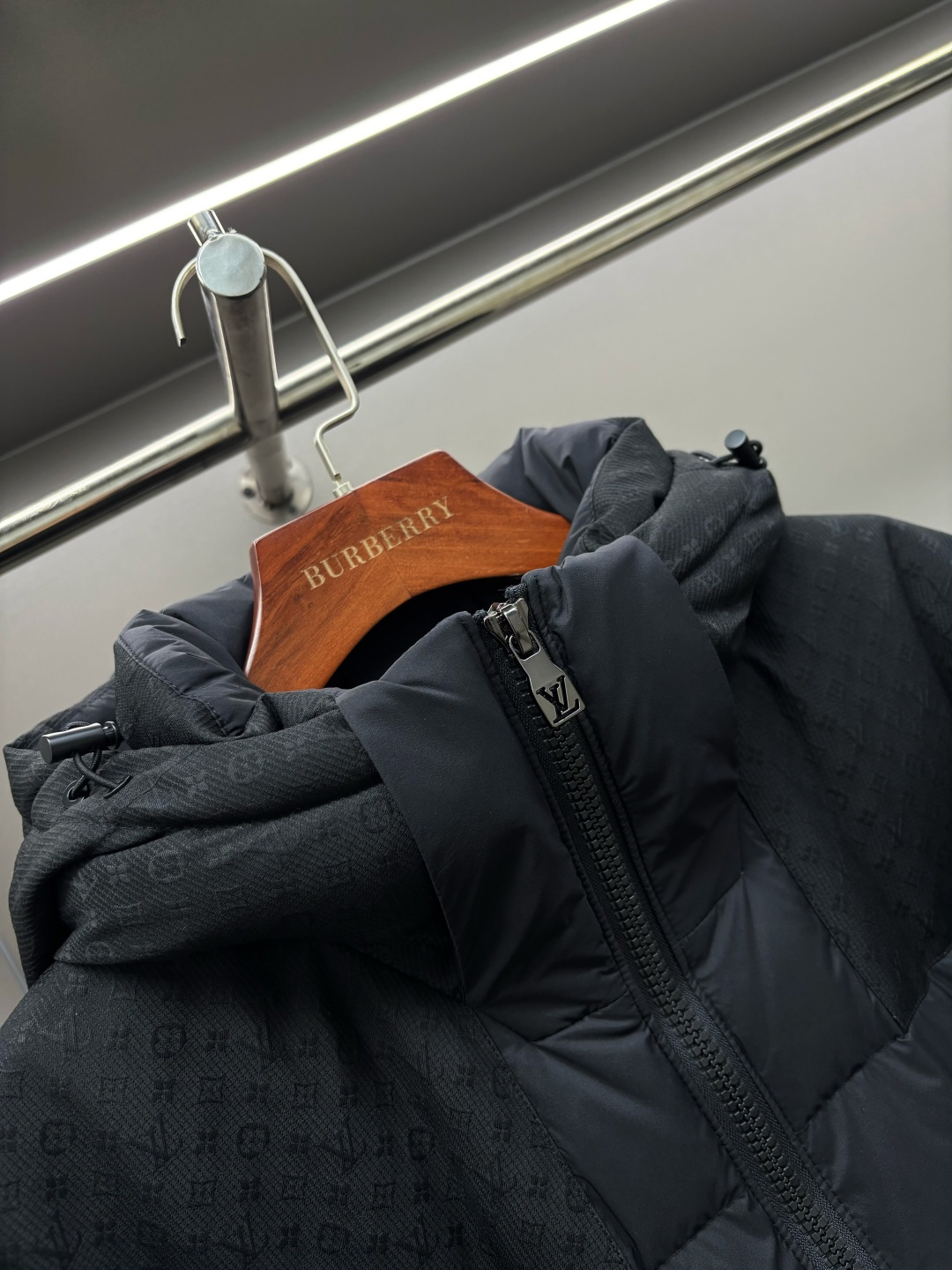 LV A貨男款連帽羽絨外套 經典格紋拼接防風款| 10 LV A貨男款連帽羽絨外套 經典格紋拼接防風款