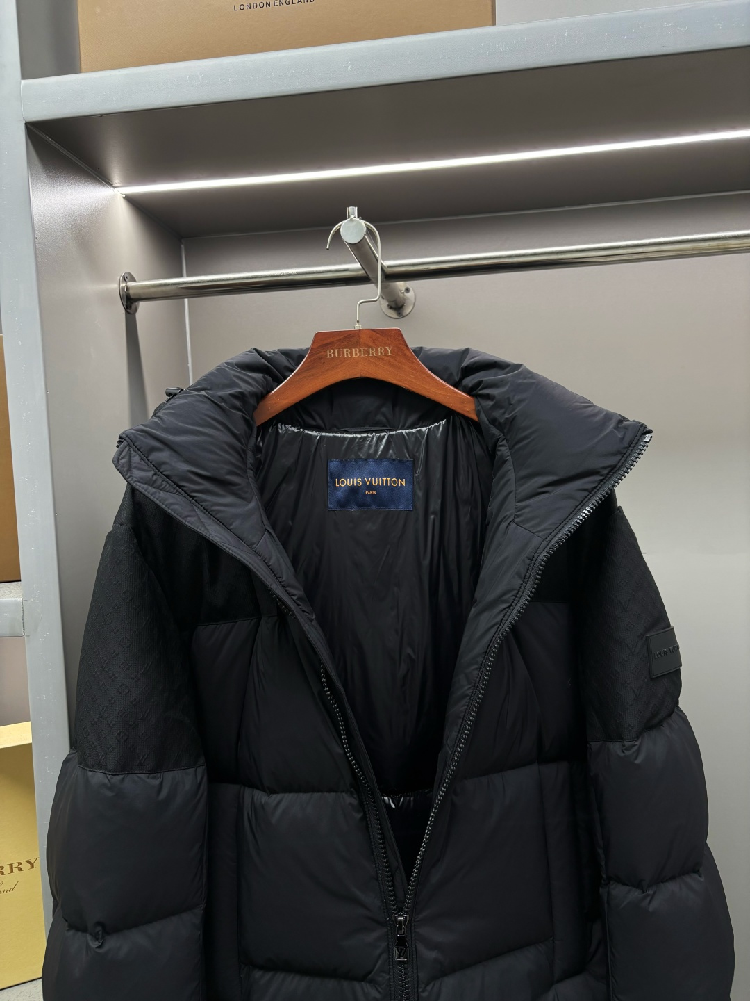 LV A貨男款連帽羽絨外套 經典格紋拼接防風款| 9 LV A貨男款連帽羽絨外套 經典格紋拼接防風款