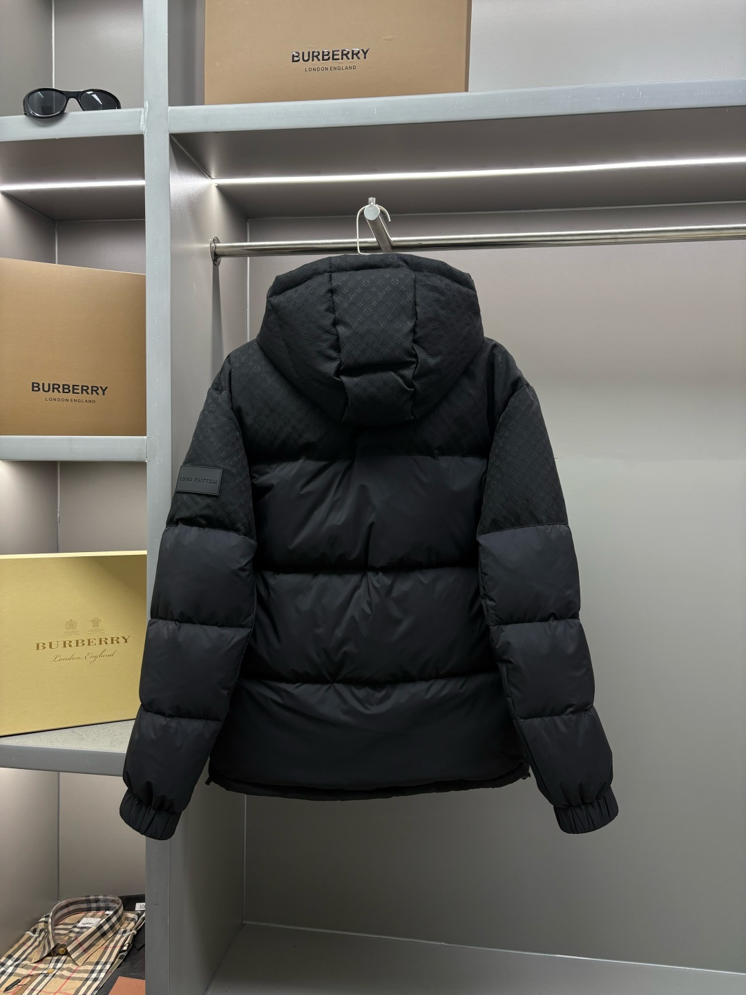 LV A貨男款連帽羽絨外套 經典格紋拼接防風款| 8 LV A貨男款連帽羽絨外套 經典格紋拼接防風款