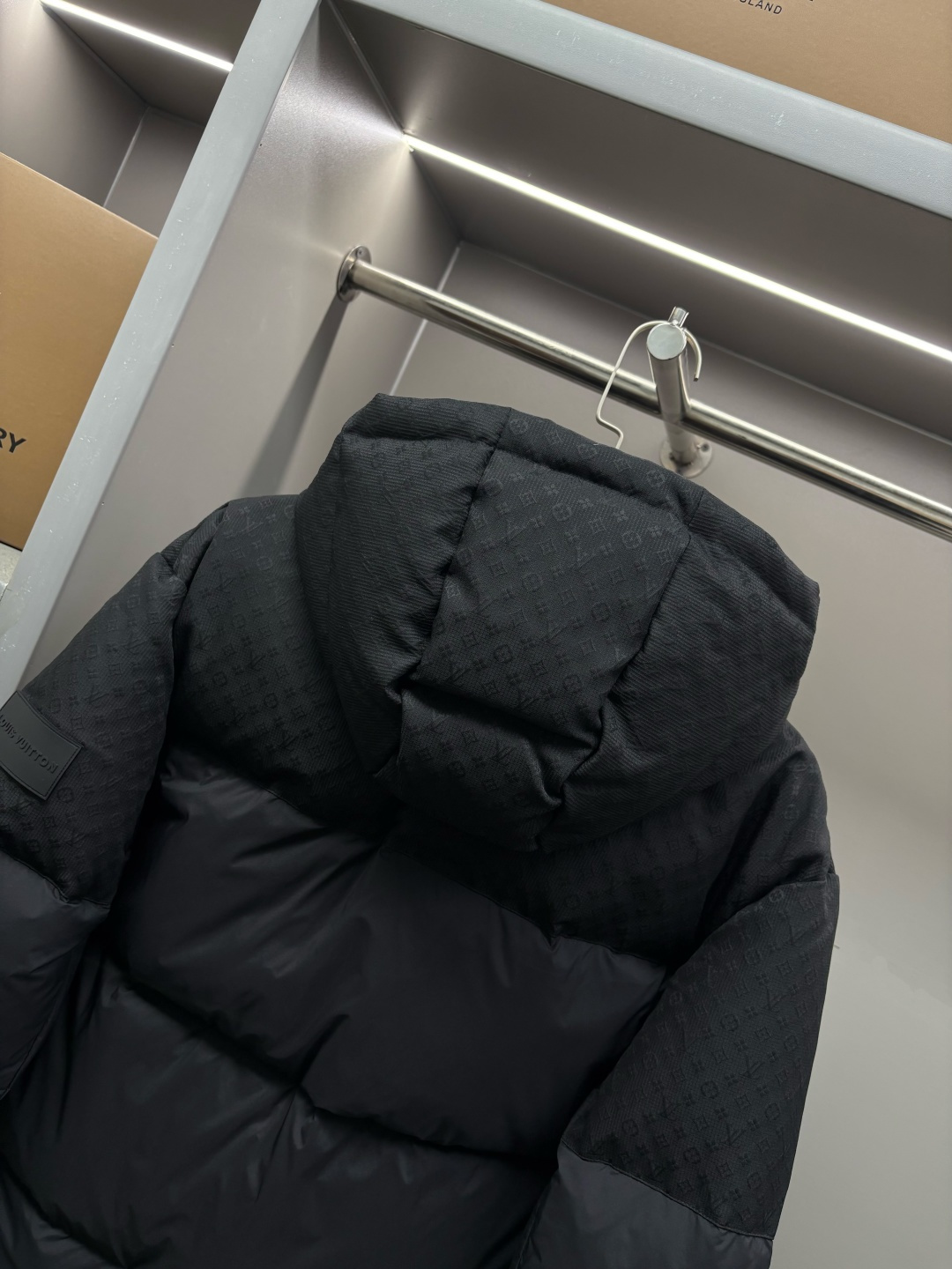 LV A貨男款連帽羽絨外套 經典格紋拼接防風款| 7 LV A貨男款連帽羽絨外套 經典格紋拼接防風款