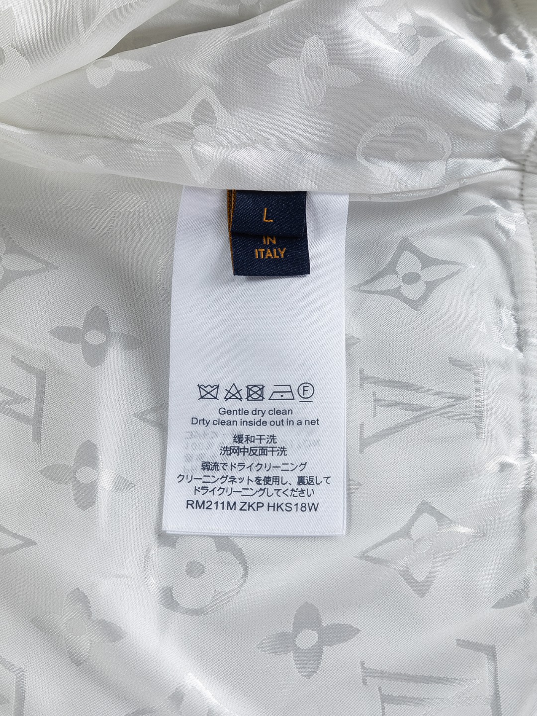 LV高仿白色連帽防風外套 男士休閒輕薄款 新品推薦| 15 LV高仿白色連帽防風外套 男士休閒輕薄款 新品推薦