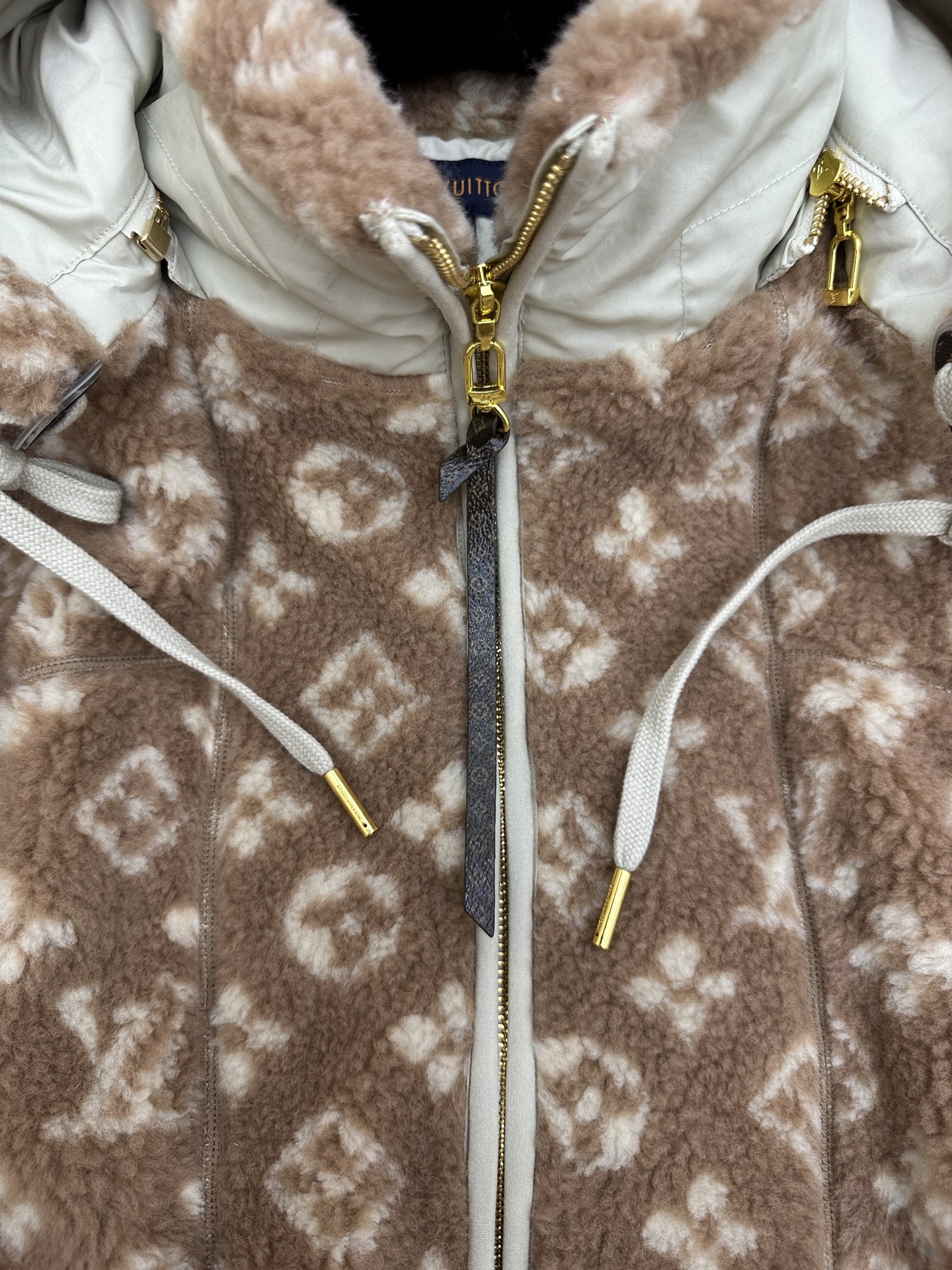 LV原單羊羔毛拉鍊外套 女款米色滿版老花保暖單品| 12 LV原單羊羔毛拉鍊外套 女款米色滿版老花保暖單品
