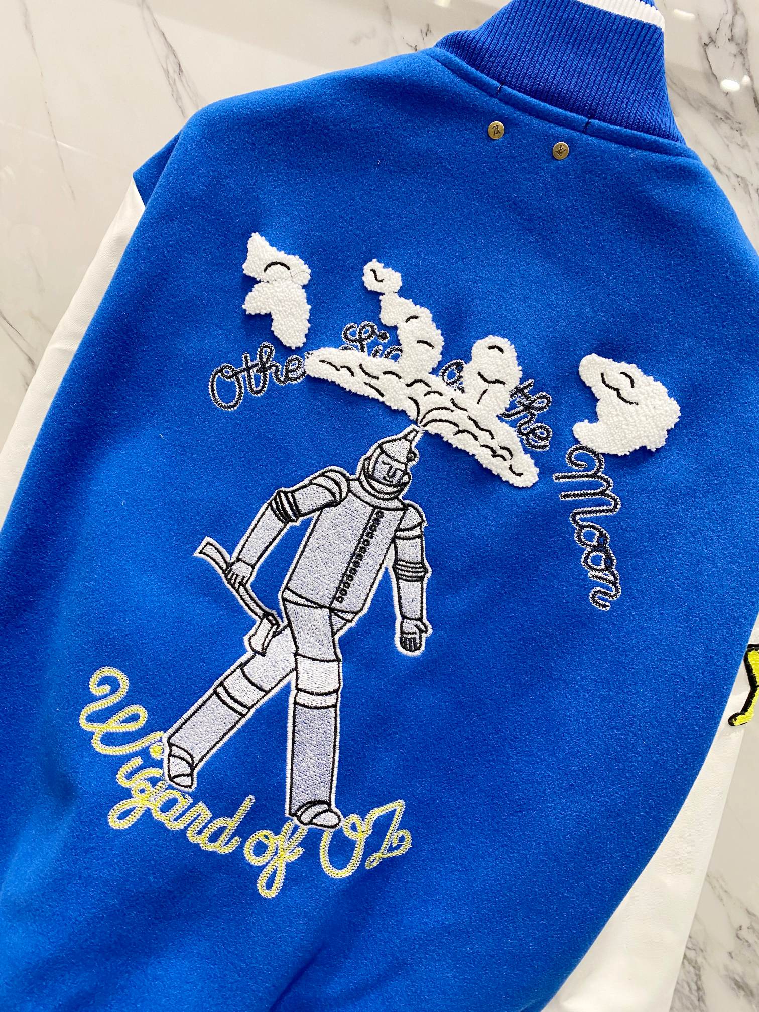 LV A貨男款藍白拼色棒球外套 滿版刺繡字母潮流款| 13 LV A貨男款藍白拼色棒球外套 滿版刺繡字母潮流款
