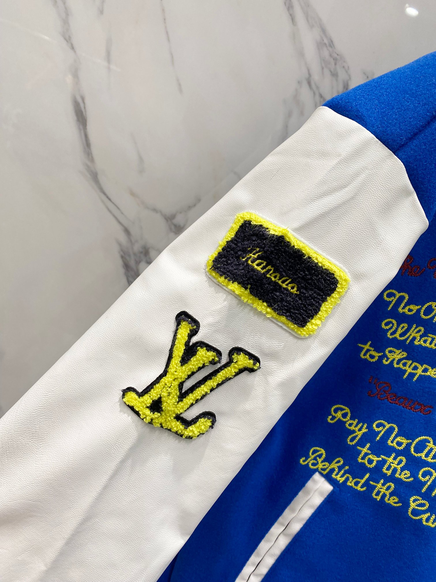 LV A貨男款藍白拼色棒球外套 滿版刺繡字母潮流款| 11 LV A貨男款藍白拼色棒球外套 滿版刺繡字母潮流款