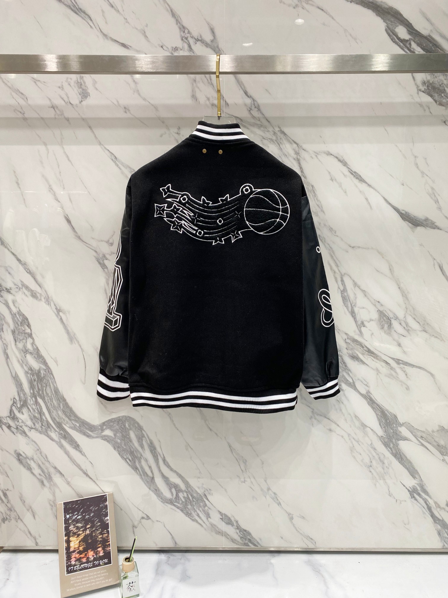 LV高仿黑色拼袖棒球外套 男款大LOGO刺繡潮流設計| 14 LV高仿黑色拼袖棒球外套 男款大LOGO刺繡潮流設計