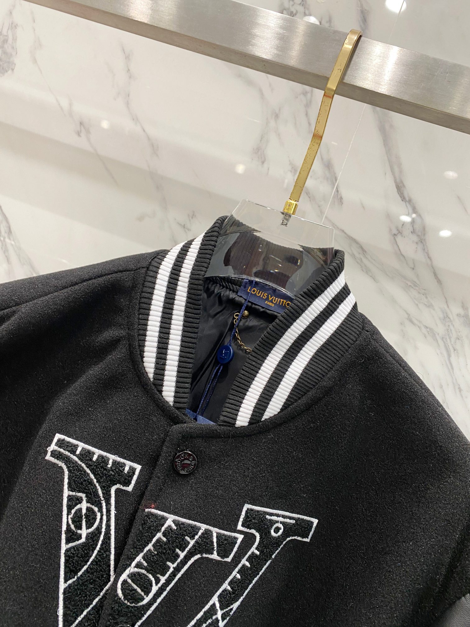 LV高仿黑色拼袖棒球外套 男款大LOGO刺繡潮流設計| 12 LV高仿黑色拼袖棒球外套 男款大LOGO刺繡潮流設計