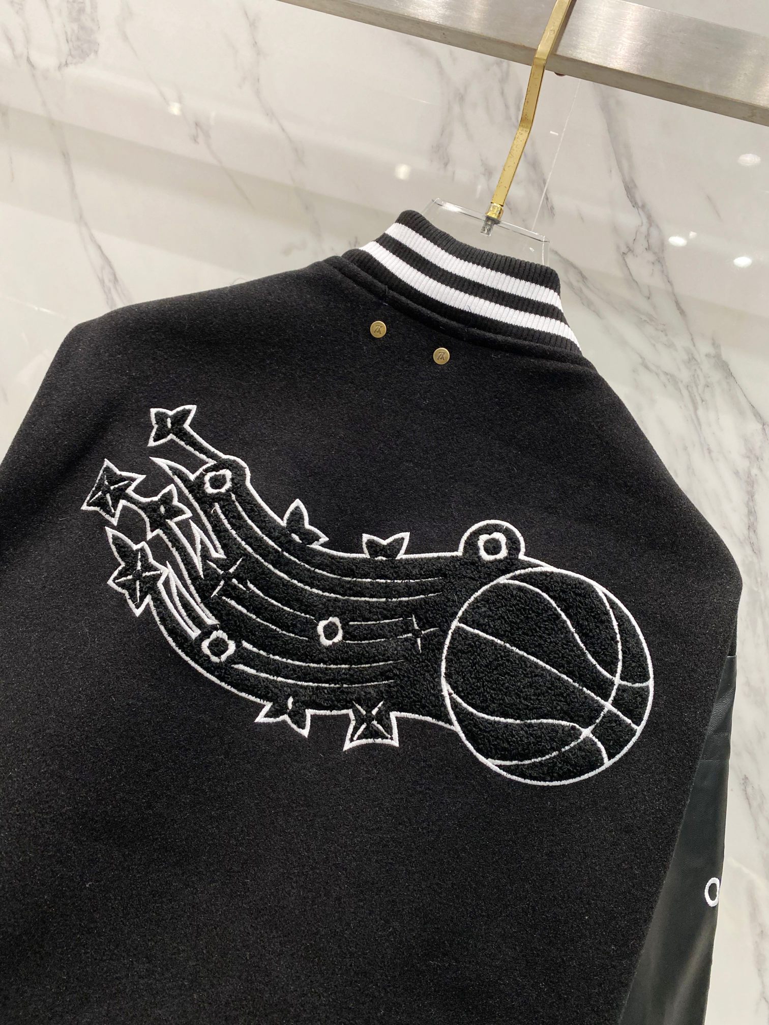 LV高仿黑色拼袖棒球外套 男款大LOGO刺繡潮流設計| 11 LV高仿黑色拼袖棒球外套 男款大LOGO刺繡潮流設計