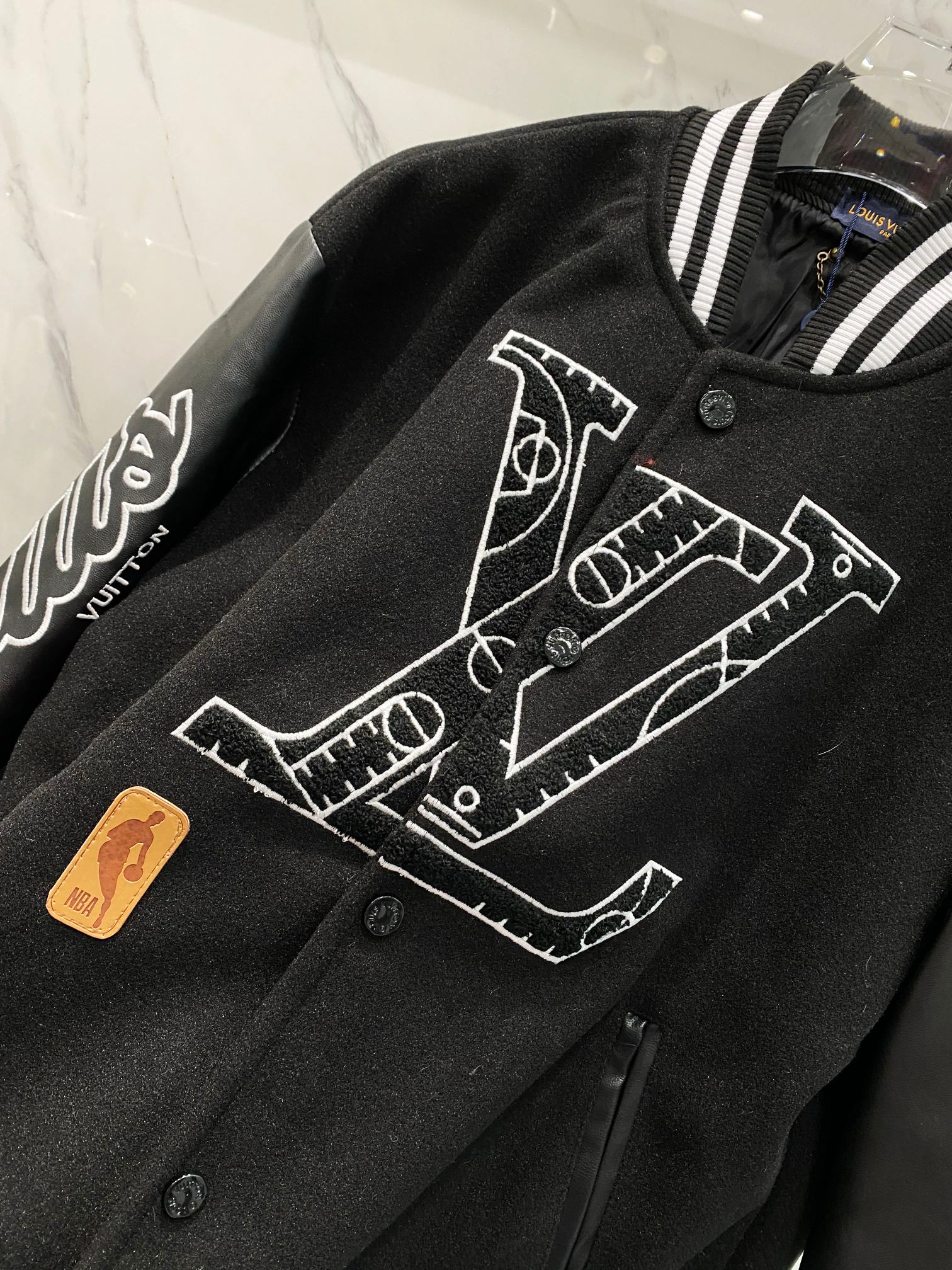 LV高仿黑色拼袖棒球外套 男款大LOGO刺繡潮流設計| 9 LV高仿黑色拼袖棒球外套 男款大LOGO刺繡潮流設計