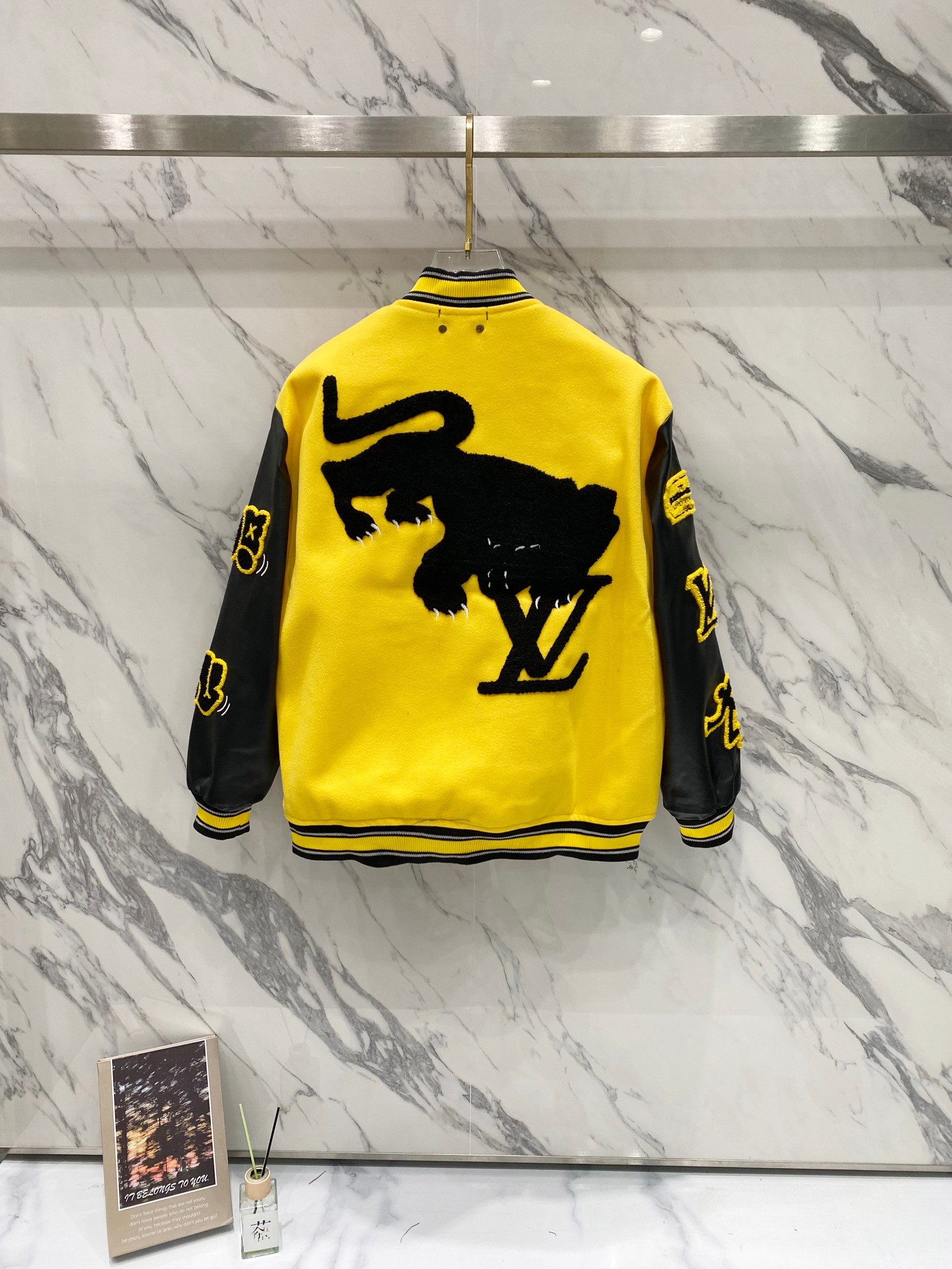 LV一比一黃色拼黑男士棒球外套 滿版徽章與刺繡設計款| 14 LV一比一黃色拼黑男士棒球外套 滿版徽章與刺繡設計款