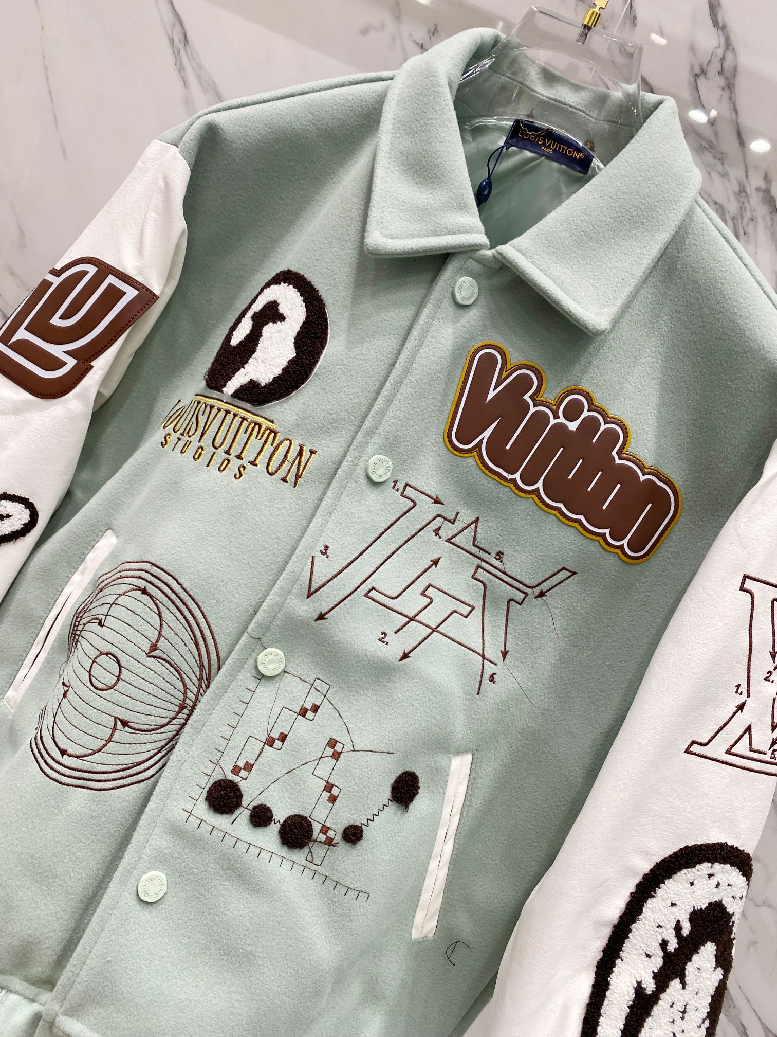 LV A貨綠白拼色刺繡外套 男款街頭學院風設計潮款| 10 LV A貨綠白拼色刺繡外套 男款街頭學院風設計潮款
